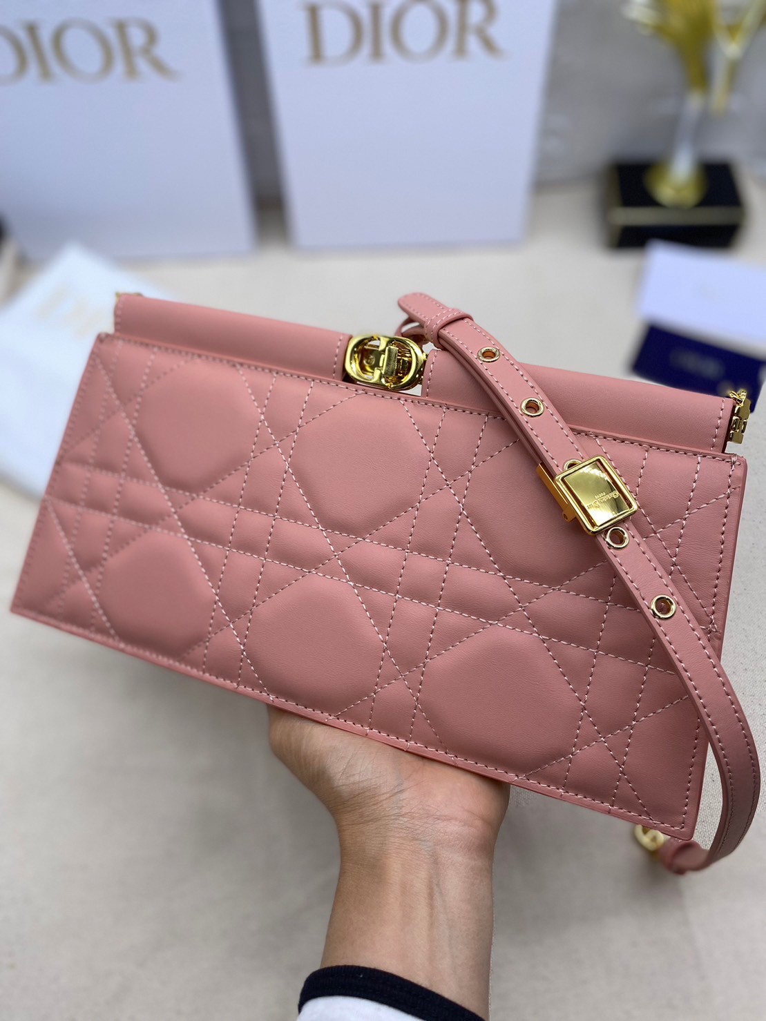 Dior Caro Colle Noire Clutch with Chain Cannage / DIOR Clutch / DIOR BAG พร้อมส่ง 4 สี กระเป๋าสะพายทรงคลัท ดีไซน์เรียบหรู ดูแพง รุ่นนี้คือ ถือแล้วผู้ดีมากค่ะ