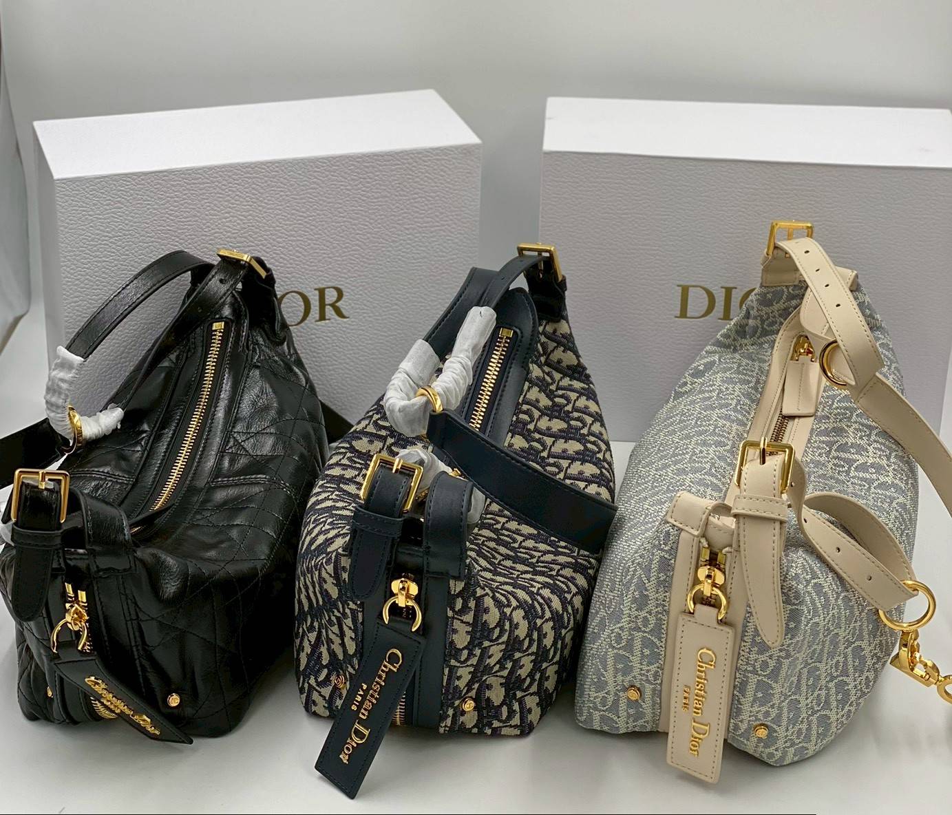 ORI หนังแท้ | DIOR D-Journey Bag กระเป๋าสะพายนิยามใหม่ดีไซน์ทันสมัย โดดเด่นด้วยรูปทรงโฮโบที่มาพร้อมกับดีไซน์ที่นุ่มนวลและทันสมัย พร้อมกับช่องใส่ของแบบติดซิป