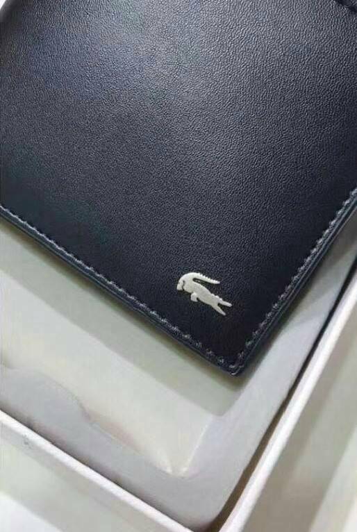 LACOSTE MEN'S Black Wallet And Key Ring Set ในเซตประกอบด้วยกระเป๋าสตางค์แบบพับ2ตอนสำหรับผู้ชาย มีช่องใส่บัตร ใส่ธนบัตรและช่องใส่เหรียญแยกเป็นสัดส่วน มาพร้อมพวงกุญแจโลหะจระเข้สัญลักษณ์แบรนด์ น่าใช้มากๆนะคะ