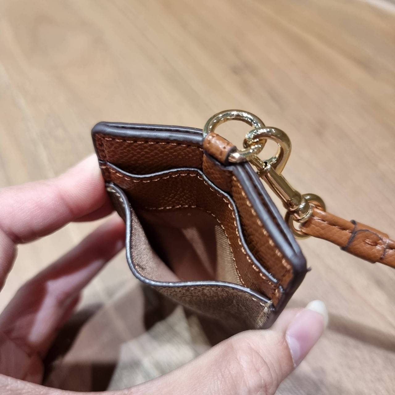 COACH ID LANYARD IN COLORBLOCK SIGNATURE CANVAS ง่ายๆแบบไม่ธรรมดา!! คลาสสิคแต่มีดีเทลโดดเด่น!! กระเป๋าถนอมบัตร พร้อมสายคล้องคอ ดีไซน์ลวดลายสวย ดูดีทุกแบบ ใช้งานง่าย พกพาสะดวก จะใส่บัตรพนักงาน บัตรเครดิต บัตรปชช. ใบขับขี่ และบัตรอื่นๆที่อยากจะใส่!! ตามใจไป