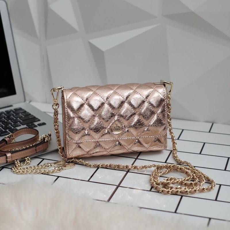 รุ่นขายดีที่สุด ** รอบใหม่ **หนังวัวแท้ สวย นิ่มมากๆค่า และ ปักลายตารางออกมาสวยมาก ** KEEP รุ่น Florence Flat bag ตัวกระเป๋าหนังแท้ นิ่ม-ตึง สุดๆ รุ่นนี้ จะมี 2 ขนาด คือ mini และ classic ไซด์