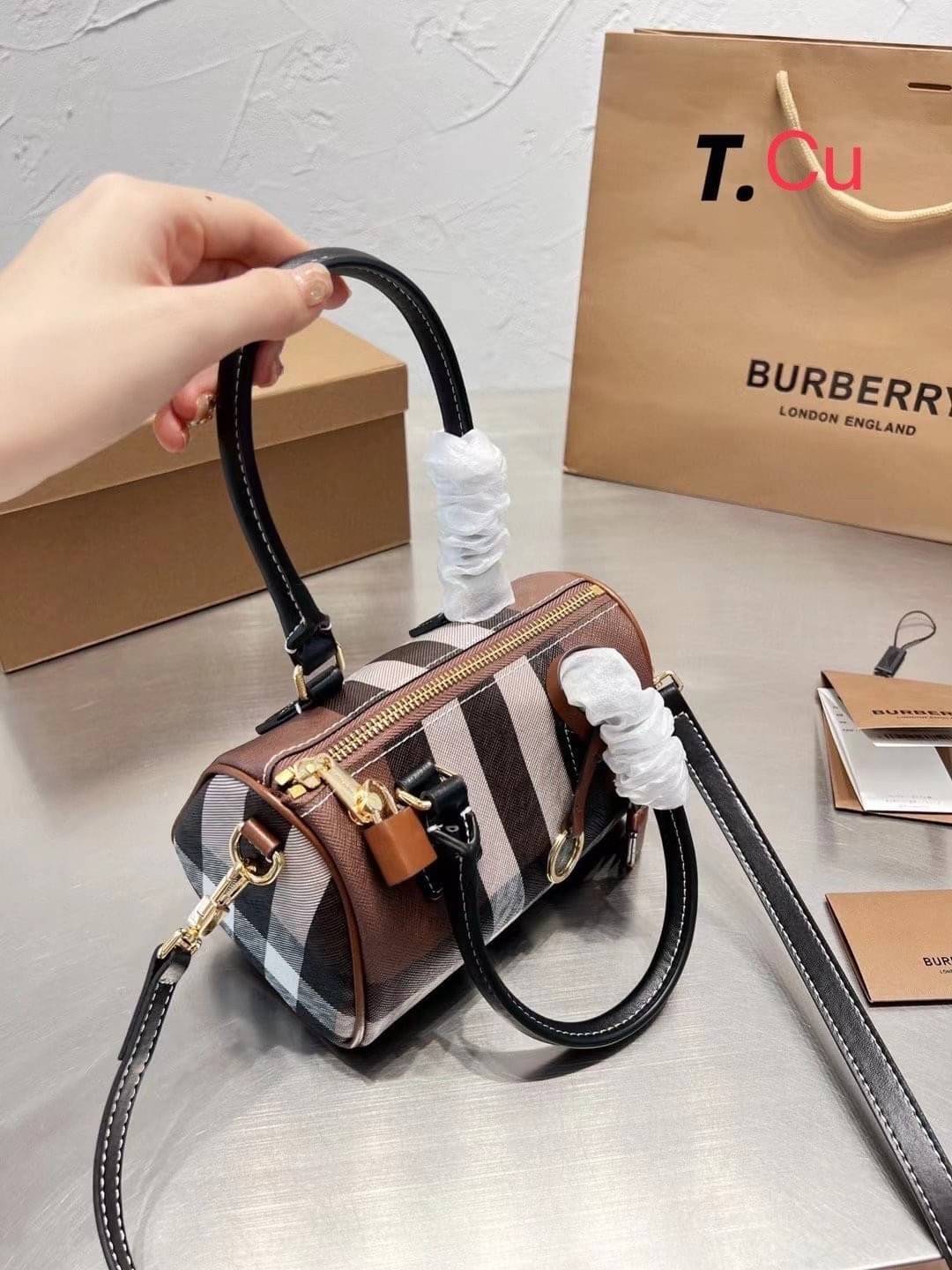 Burberry Small Check Bowling Bag / Burberry Coated fabric boston bag / BURBERRY FRAGRANCES VINTAGE BOWLING BAG กระเป๋าสะพายใบเล็กน่ารัก ลายวินเทจ โทนสีใช้งานง่าย Vintage Signature สวยหรูสุดคลาสสิค ภายในโล่งกว้าง สามารถใส่มือถือ กระเป๋าสตางค์ ของจุกจิกได้ 