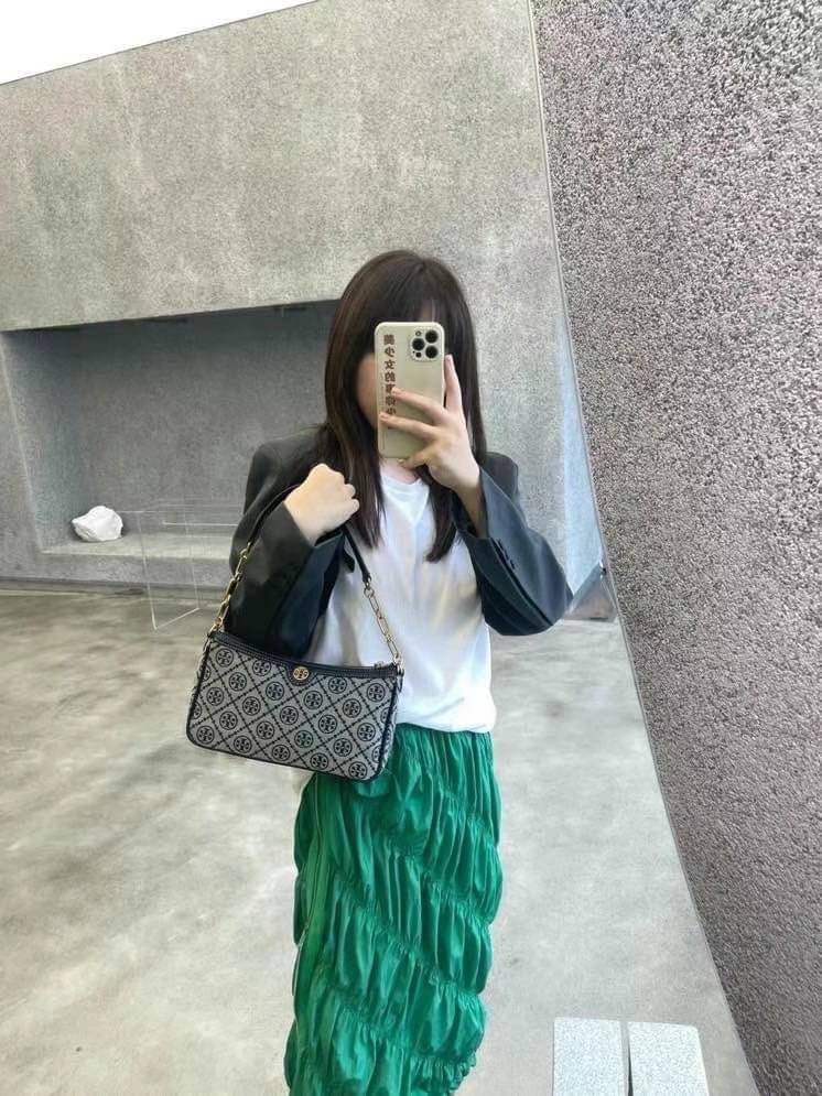 TORY BURCH T MONOGRAM JACQUARD SHOULDER BAG กระเป๋าสะพายข้าง Tory 😍😍 ใบเล็กซิปบน ลายT โมโนแกรม อะไหล่ทองมาใหม่ มาพร้อมสายสะพายยาว2 สาย งานจริงสวยทุกมุมงานปั้มแบรนด์ทุกจุด
