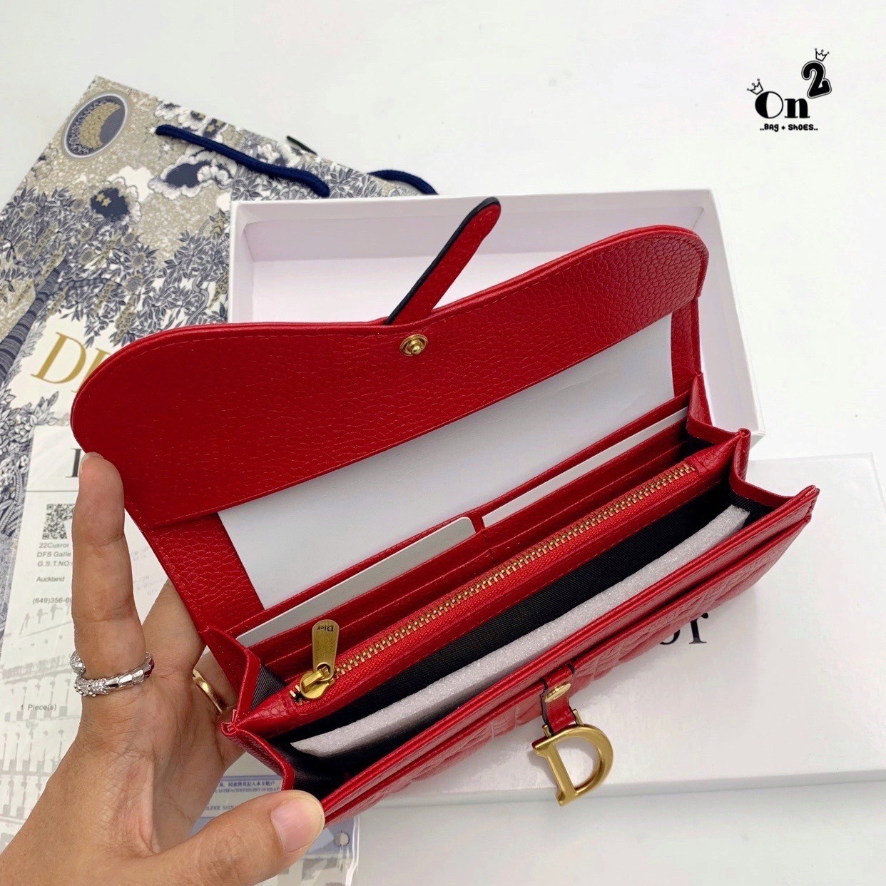 Dior Long Wallet กระเป๋าสตางค์ใบยาว เปิดหน้าทรงเคิร์ป สวยหรู งานหนังนิ่มฟู มาพร้อมอะไหล่สีทองหรูหรา ด้านในมี 3 ช่องใช้งาน งานจริงคือสวยมาก มาให้สาวๆเลือกใช้กัน 3 โทนสี ราคาดีย์มากกน้าาา