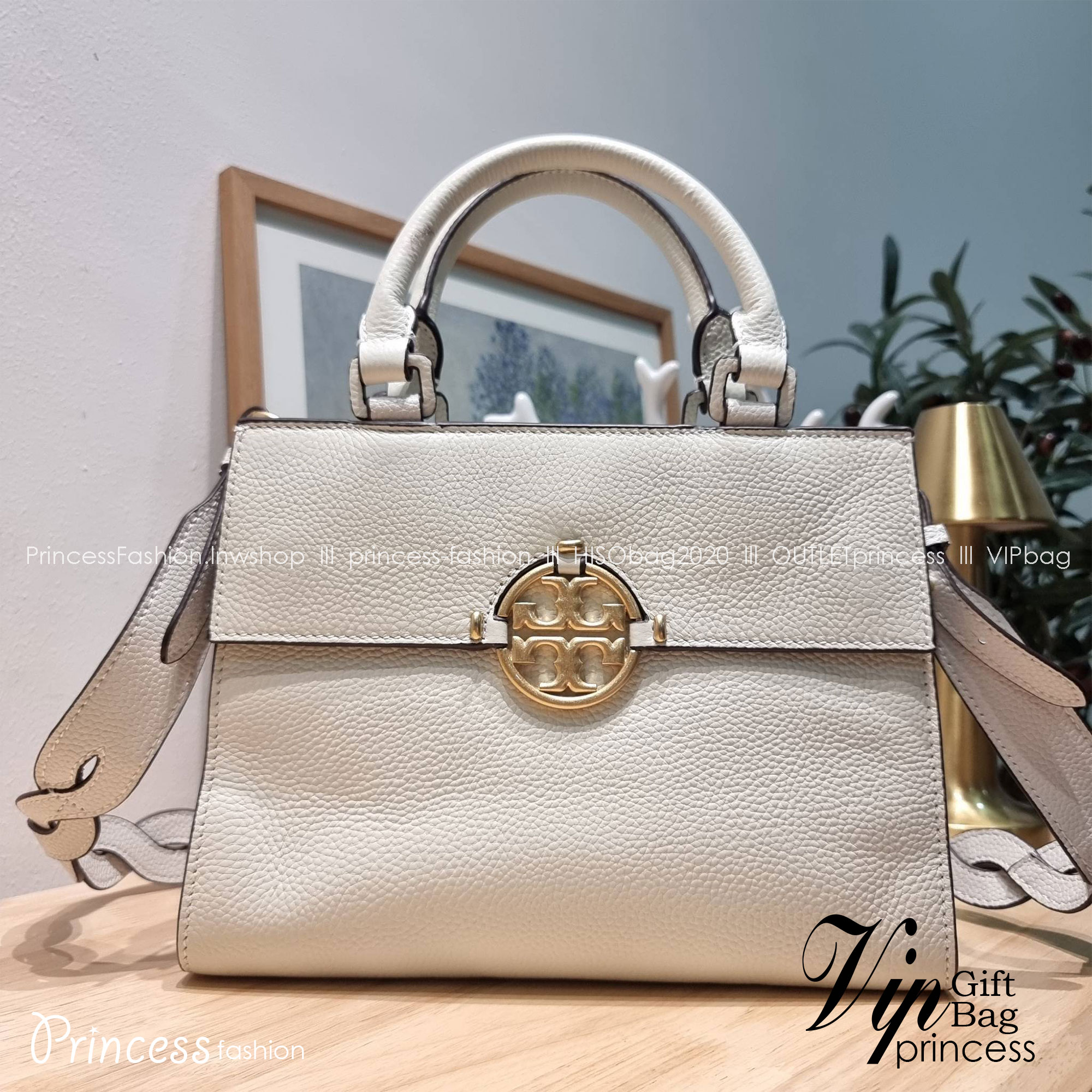 TORY BURCH MILLER TOP HANDLE SATCHEL ใหม่ล่าสุด กับกระเป๋าสะพายรุ่นยอดนิยม ที่มาในดีไซน์ top handle ให้สะดวกใช้ได้มากขึ้นด้วยหูจับในตัว โดดเด่นด้วยโลโก้สีทอง