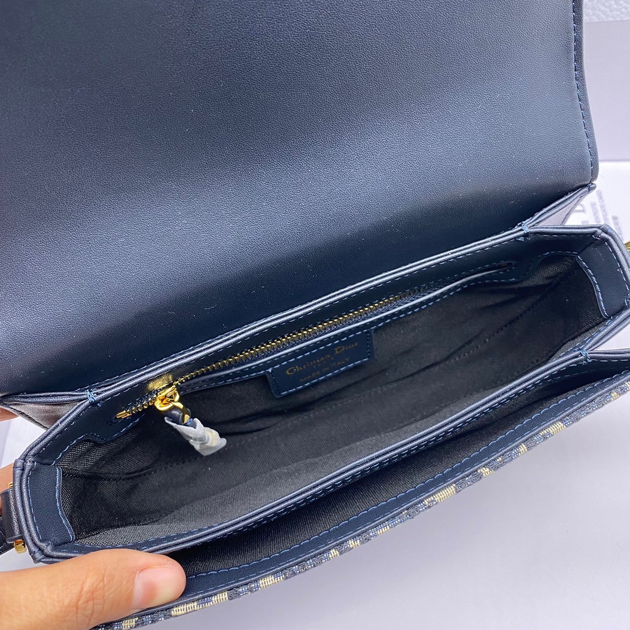 DIOR CD Signature Bag with Strap / CD OVAL CAMERA BAG / Dior Camera Bag ดีไซส์ใหม่ล่าสุด บ่งบอกถึงความหรู แต่ใช้งานได้โอกาส ใช้ได้ทั้งชายหญิง กระเป๋าสะพายทรงกล้อง ขนาดกะทัดรัด ไซส์สะพายคล่องตัว สีผู้ดีมากๆ