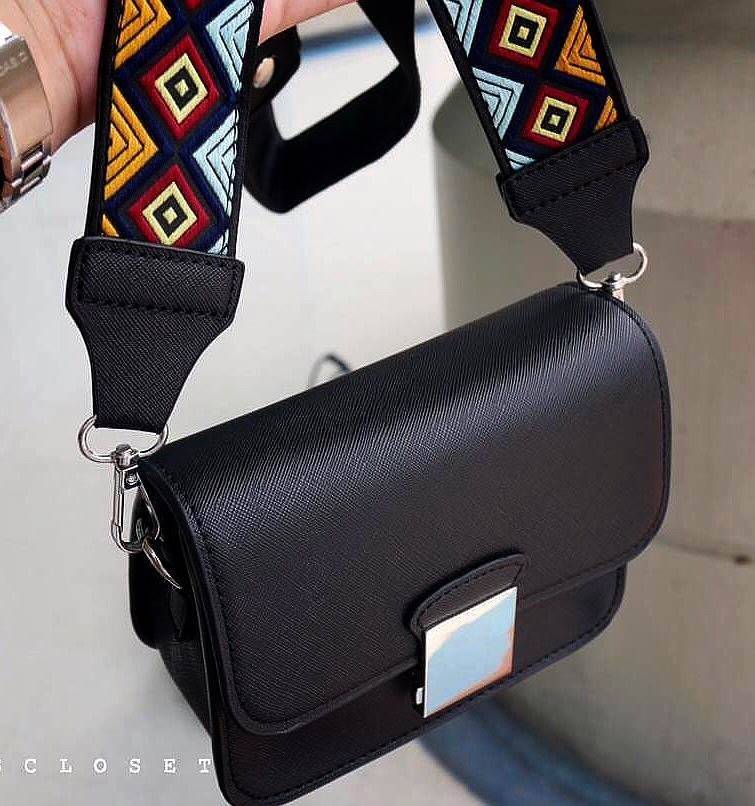 New Zara cross body with 2 straps กระเป๋าสายสะพายเก๋ช่วงนี้ต้องมานะคะ ใบนี้คุ้มสุดๆซื้อหนึ่งเหมือนได้สองใบค่ะ ตัวกระเป๋าขนาดกะทัดรัดสามารถใส่ iphone 7plus ได้ค่ะ สองสีอ่อนสดใส สีฟ้าและสีเหลือง มีสายมาให้ถึงสองสายคือสายธรรมดาสีเดียวกับตัวกระเป๋าค่ะ หากวันไ