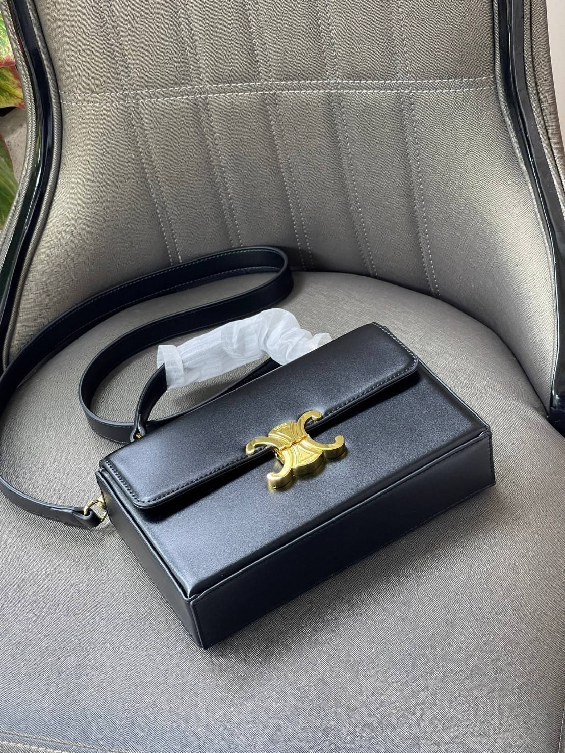 Celine Triomphe shoulder handbag Bag / Celine box triomphe in Natural Calfskin Tan กระเป๋าสะพายเรียบหรูและดูทันสมัยใบนี้ออกมา ให้คุณเลือกสะพายในชีวิตประจำวันเข้ากับการแต่งตัวสบาย ๆ หรือถอดสายถืงออกงานปาร์ตี้สังสรรค์ ก็ช่วยให้คุณดูโดดเด่นได้เช่นกัน นอกจากน