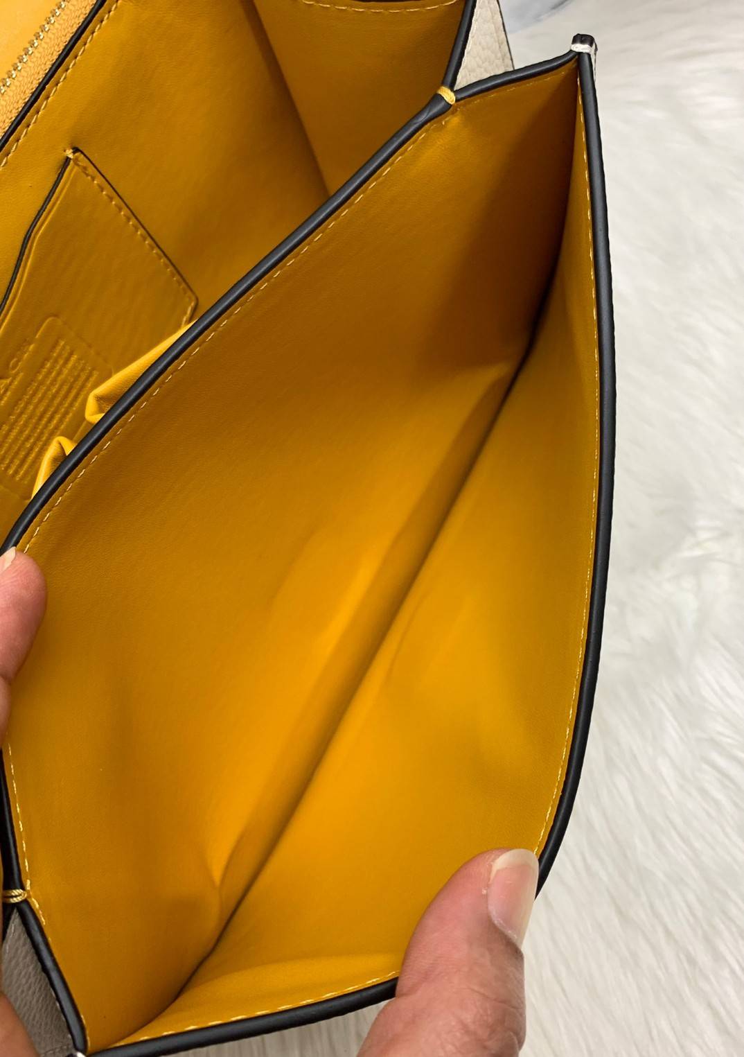 COACH ALIE SHOULDER BAG ((4615)) กระเป๋าสะพายข้างหรือสามารถทบสายกันเพื่อคล้องไหล่ได้ค่ะ วัสดุหนังแท้ หนังนิ่มสวยงามมากๆค่ะ ด้านหน้าเป็นแผ่นโลหะแบรนด์ดูหรูทีเดียว เปิดปิดกระเป๋าแบบกดล็อค ภายในแบ่งช่องหลักหนึ่งช่องค่อนข้างกว้างใส่มือถือได้ทุกรุ่น;กระเป๋าเงิ