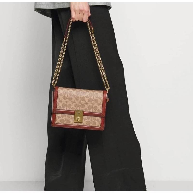 COACH 3492 HUTTON SHOULDER BAG IN SIGNATURE CANVAS sold out ไปกันทั่วหน้าในหลายประเทศ กับกระเป๋าสะพายที่สุดของความหรู ดีไซน์คลาสสิควินเทจ ลูกเล่นสีแทนสนิมตัดกับอะไหล่สีทองเหลืองดูย้อนยุคและหรูหรา วัสดุหนังแคนวาสสลับหนังแท้ สายสะพายโซ่สลับหนัง ปรับสะพายได้