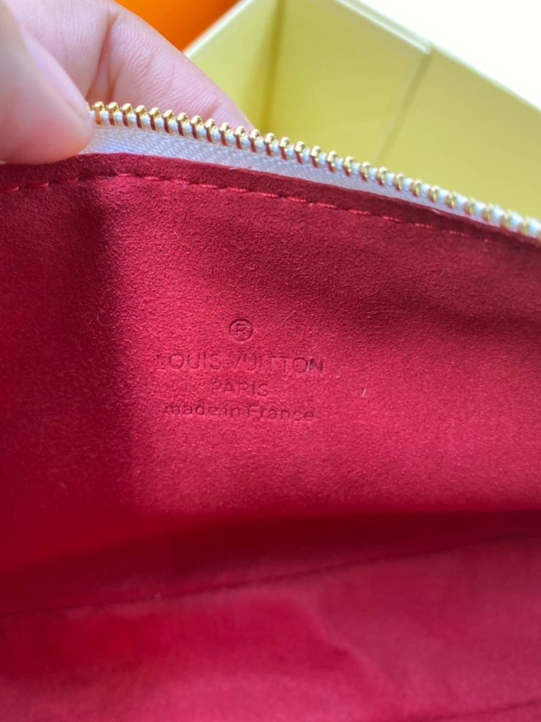 หนังแท้ LOUIS VUITTON POCHETTE TAKASHI MURAKAMI X LOUIS VUITTON WHITE MONOGRAM MULTICOLORE น้องน่ารักน่าใช้มากๆ กระเป๋าหิ้ว//คล้องไหล่//สะพายข้าง//หรือถือแบบคลัท ชิลๆได้เลยค่า หนังแกะแท้นิ่มสวย เปิดปิดกระเป๋าแบบซิป ภายในสามารถใส่กระเป๋าเงินใบกลางได้; มือถ