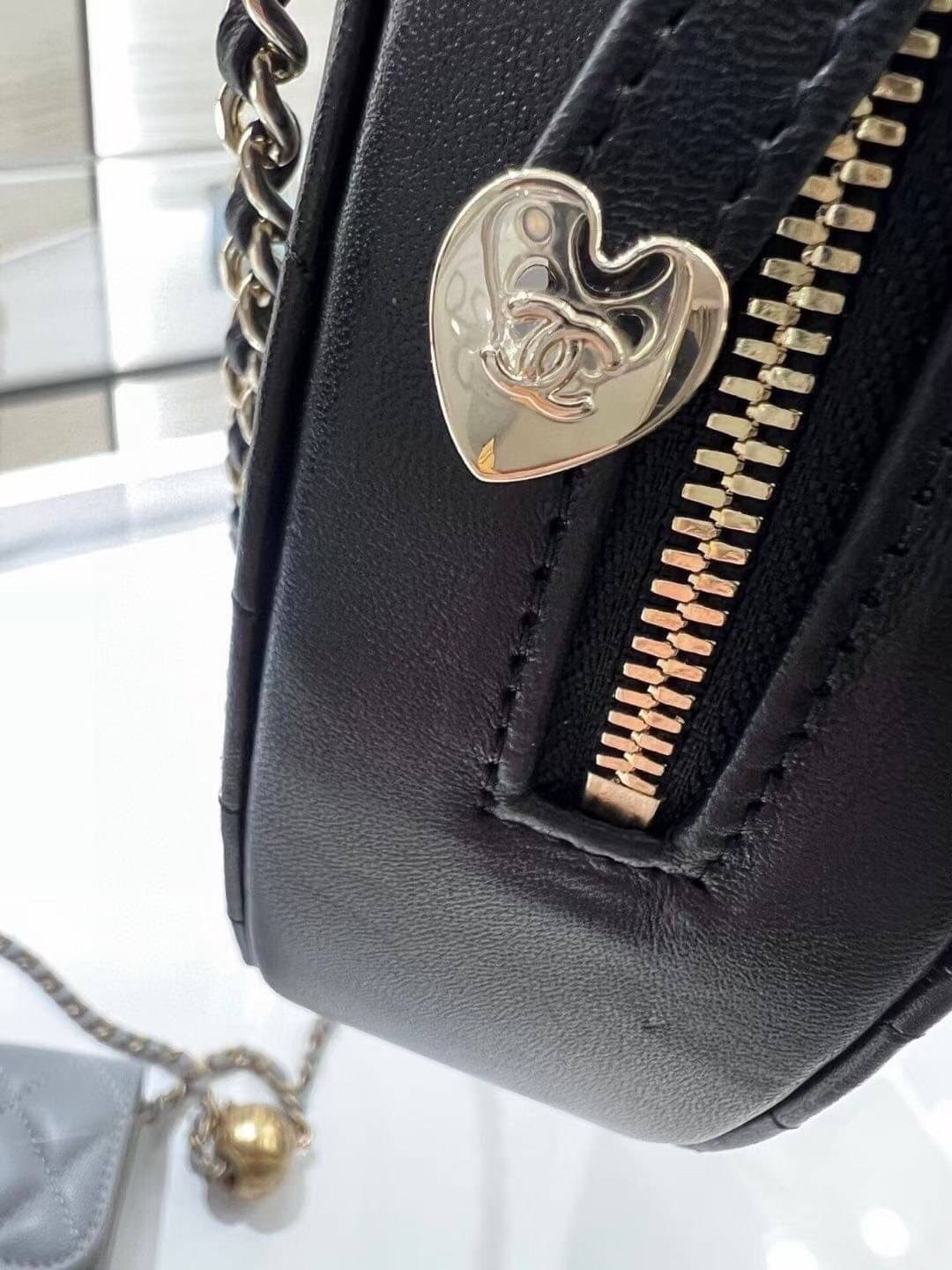 CHANEL Heart Bag 2022 SpringSummer Crossbody สวยมาก มงลงมาก!! กระเป๋าสะพายสุดคิ้วท์ ที่ดีไซน์รูปทรงหัวใจไม่ซ้ำใคร น่ารักทุกสี น่าใช้ไปเลยแม่!!