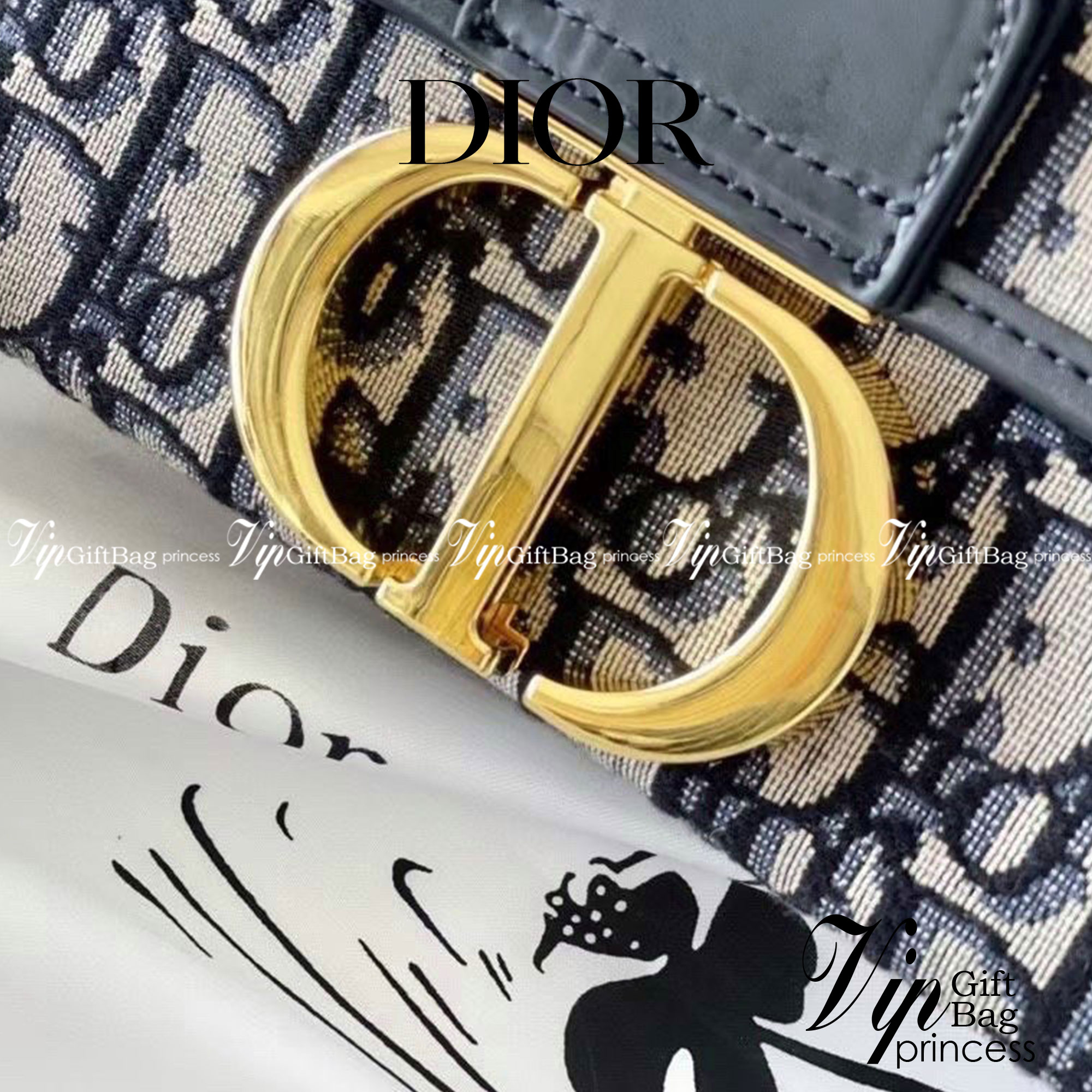 DIOR MINI BAG 7" กระเป๋าสะพายทรงกล่องเปิดหน้า แต่งอะไหล่CD ด้านหน้า มาพร้อมสายสะพายสามารถปรับระดับได้ ทรงสี่เหลี่ยมหนังเรียบสวยหรูอยู่ทรง ภายในโล่งมีโลโก้สามารถใส่มือถือของใช้จุกจิกได้ มาพร้อมถุงผ้ากล่องแบรนด์ รุ่นตามหานะคะ กำลังฮิตสุดๆ ภาพถ่ายจากสิน