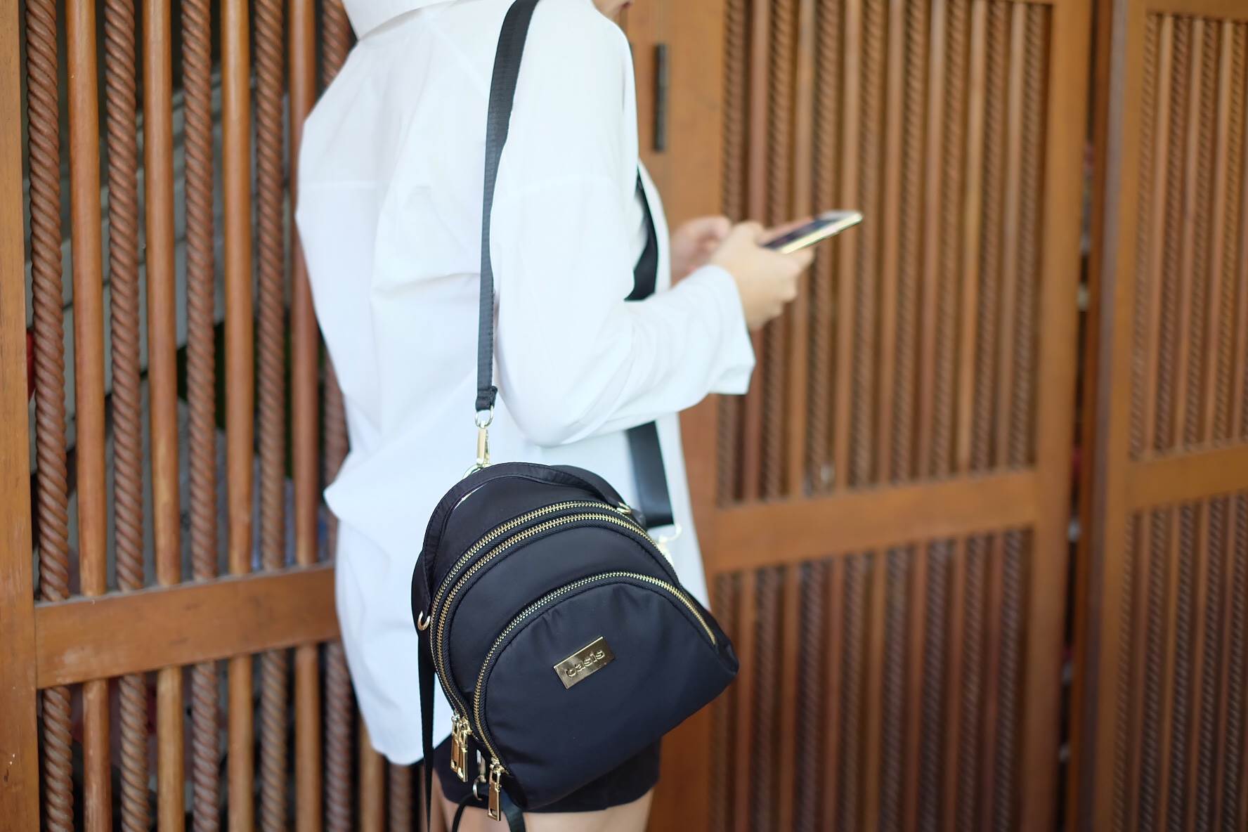 กระเป๋าเป้!!! ทรงน่ารักมากๆๆๆ จากแบรนด์ OASIS รุ่นพิเศษ ช่องซิป 3 ช่องใหญ่ + สายยาวถอดได้ ปรับสะพายได้หลายรูปแบบค่า จุดเด่นที่ >ตัวกระเป๋าทำจากผ้าไนล่อนเนื้อดี >น้ำหนักเบามาก >สายกระเป๋า ถอดปรับ สะพาย หลัง สะพายข้าง ลำตัว หรือ สะพายพาดไหล่ได้คะ &