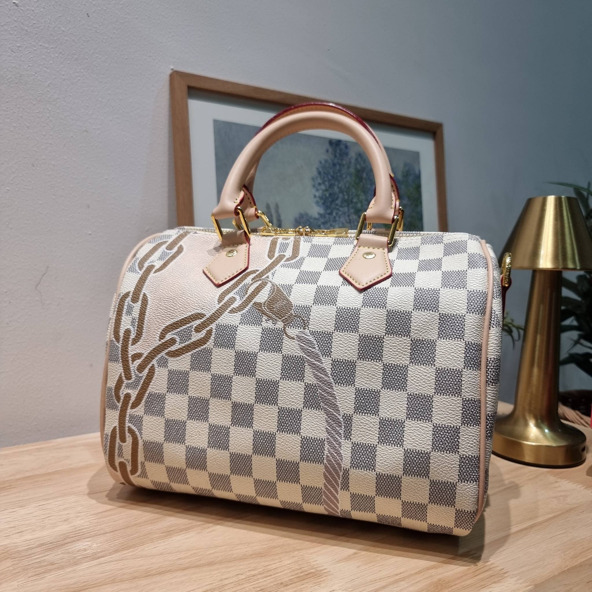 LV Speedy Bandoulière 25 Damier Azur กระเป๋าทรงหมอน รุ่นท็อปฮิต กับดีไซน์ใหม่ต้อนรับฤดูร้อน โดดเด่นด้วยวัสดุแคนวาสตกแต่งลายพิมพ์ไม่เกร่อ วัสดุหนังแคนวาส