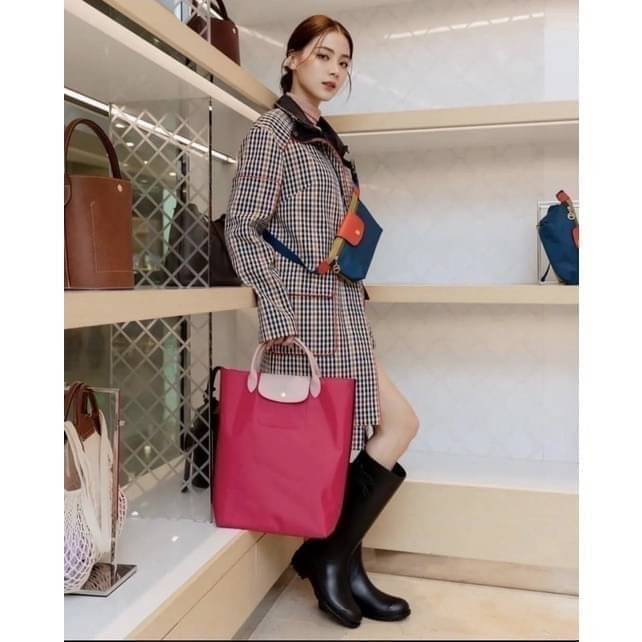 LONGCHAMP LE PLIAGE RE-PLAY TOP HANDLE BAG สินค้ารุ่นลิมิเต็ด collection สุดปัง ซื้อใบเดียวเหมือนได้2 ใบ กระเป๋าสะพายแนวตั้งที่กว้างขวาง มีเอกลักษณ์เฉพาะตัวแต่มีดีไซน์ที่น่าดึงดูด