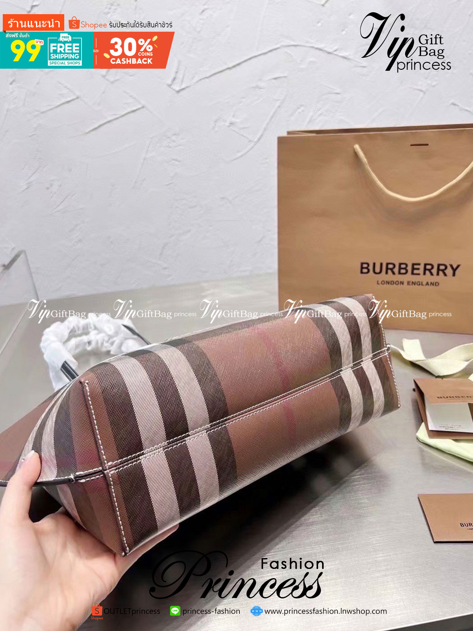 Burberry Check Leather Medium Tote / Burberry Tote Bag กระเป๋าช้อปปิ้งทรงโท้ท ใบใหญ่ หน้าติดอะไหล่แบรนด์สีทอง ช่องกว้างใช้งานง่าย ใส่ของได้เยอะเลยค่ะโดดเด่นด้วยลวดลายคลาสสิก วัสดุผ้าแคนวาส ภายในโล่งกว้างมาก ใส่ของได้สบาย หิ้วไปเที่ยวต่างจังหวัด สะพายไปต่า