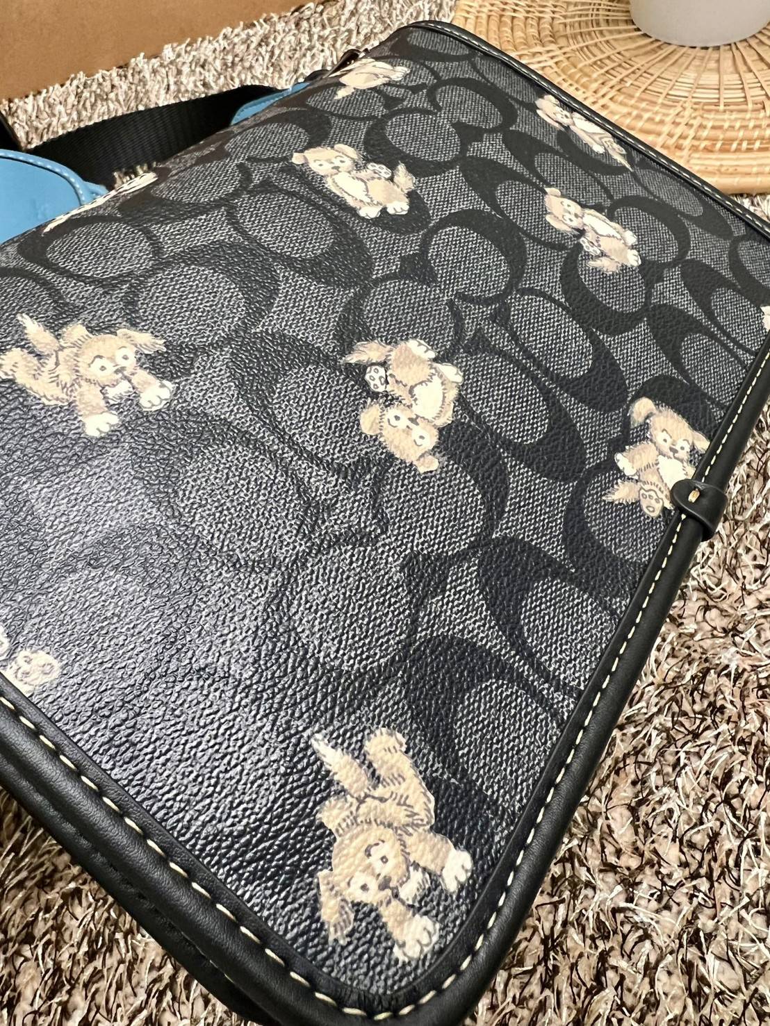 Coach Heritage Convertible Crossbody In Signature Canvas With Creature Print ((cc131)) 🐶 น่ารักขนาดนี้ ห้ามใจไม่ไหวเลยจ้า พร้อมส่ง! ยังไม่เข้าไทย ใหม่ก่อนใครค่ะ! หญิงก็ได้ชายก็ดี สำหรับรุ่นนี้ หนังแท้นิ่ม((หนังไม่แข็งทื่อๆ)) 🌟ทั้งใบปริ้นลา