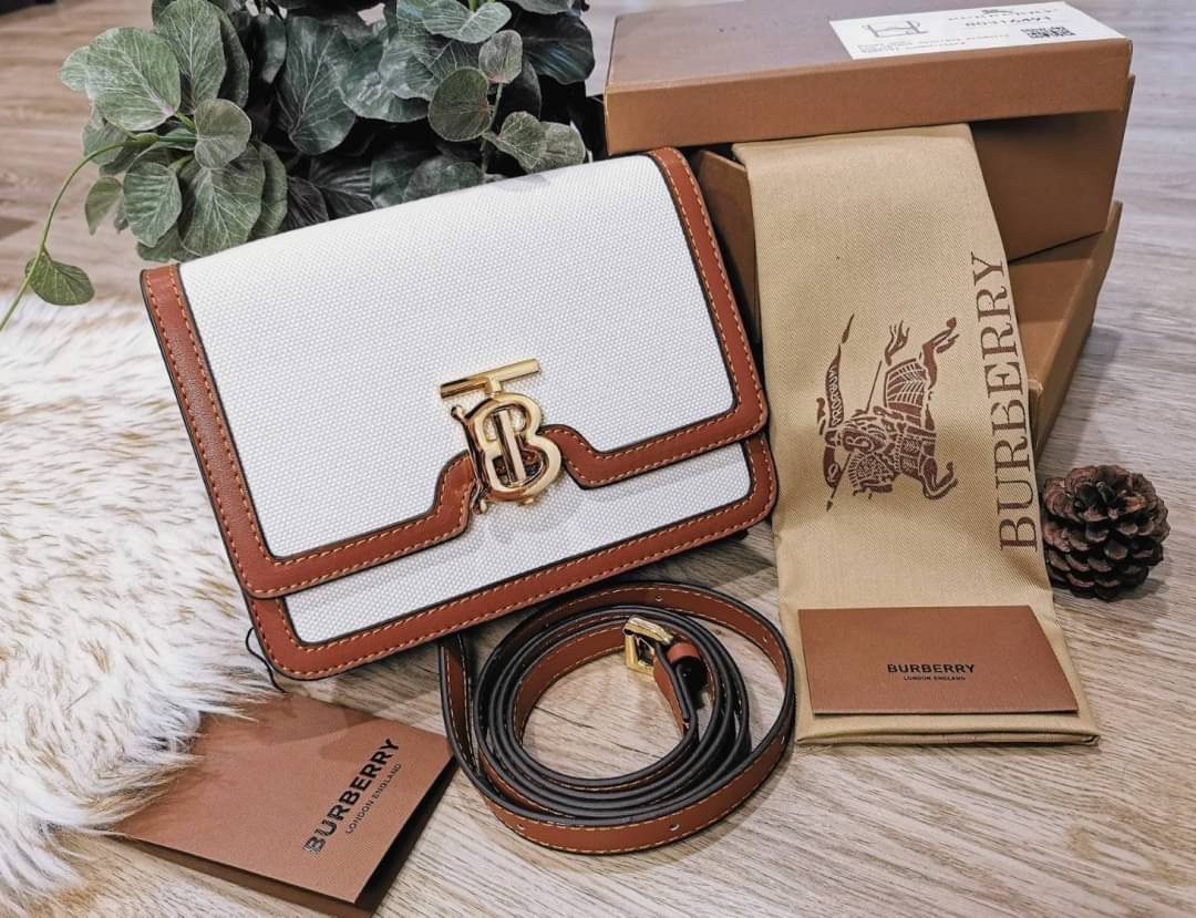 VIP 】กลับมาตามคำเรียกร้อง! ห้ามพลาด! Rare items! BURBERRY FRAGRANCES LEATHER CROSSBODY BAG วัสดุ Canvas & Leather ลาย Vintage คอลเลคชั่นใหม่ทรงเหลี่ยมสวยหรูดูดี เปิดปิดด้วยฝาปิดสัญลักษณ์รูปTB ภายในมีช่องแบ่งเป็นสัดส่วนสามารถใส่มือถือ iphone เงิน ของจ