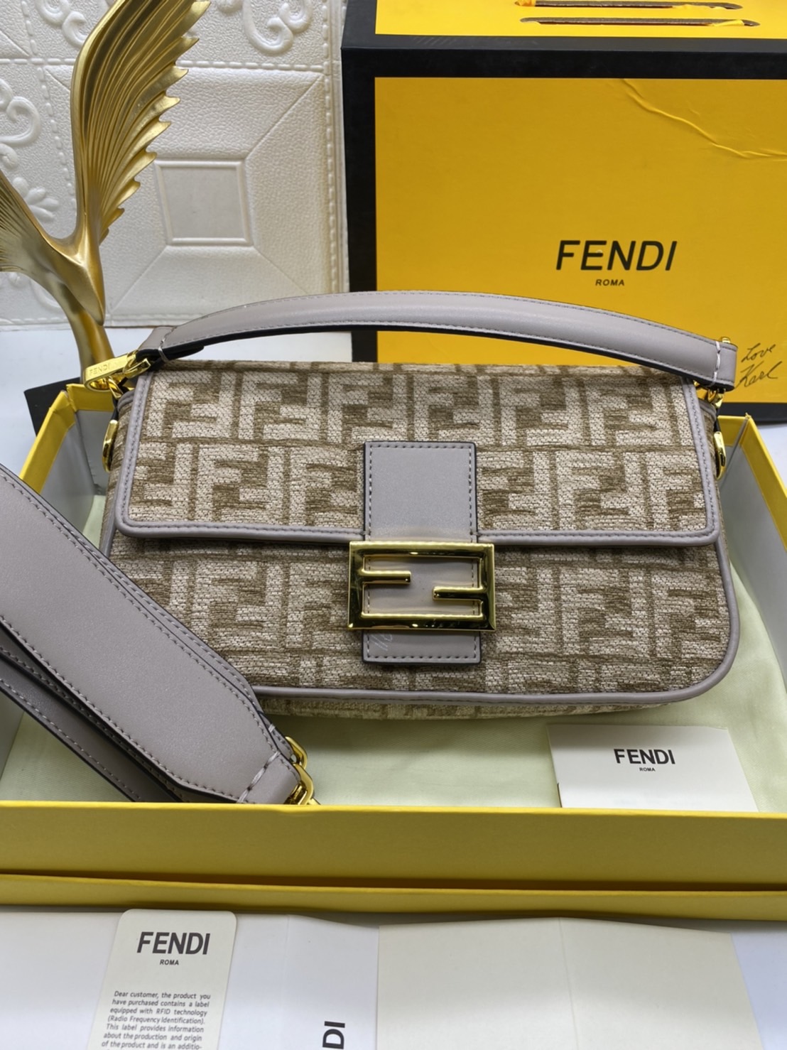 Fendi Baguette FF Tapestry Fabric Bag เกรดออริจินอล กระเป๋าทรง Baguette ขนาดกลาง วัสดุผ้าเซนิล พร้อมลวดลาย FF สีเทาเข้ม ปิดท้ายด้วยรายละเอียดหนังแบบทูโทนและประดับด้วยตัวล็อค FF โดดเด่นด้วยฝาปิดด้านหน้าตัวล็อคแม่เหล็กช่องด้านในบุด้วยผ้าหนังกลับพร้อมกระเป๋า