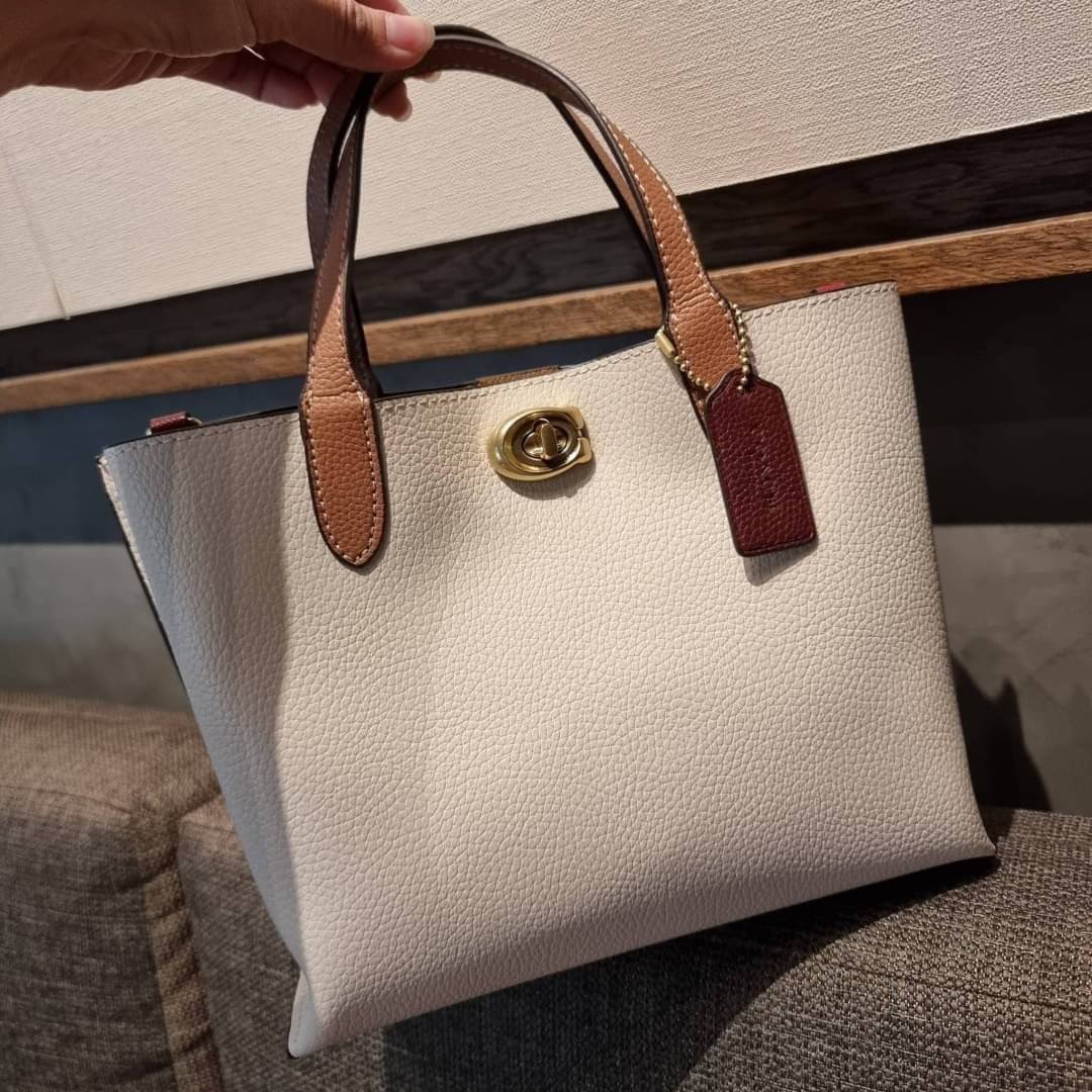 COACH C8561 C8869 WILLOW TOTE 24 IN COLOR BLOCK น้องสาวลุคลูกคุณมาแล้วจ้า กระเป๋าถือ/สะพาย ดีไซน์คัลเลอร์บล็อค ลงตัว เรียบหรู ใบจริงคือผู้ดี๊ผู้ดี ใช่ได้ทุกๆโอกาส วัสดุหนัง pepble อยู่ทรง เปิดปิดด้วยตัวบิดล็อค และอีกฝั่งเป็นกระดุมแม่เหล็ก ภายในโล่งกว้าง ใ