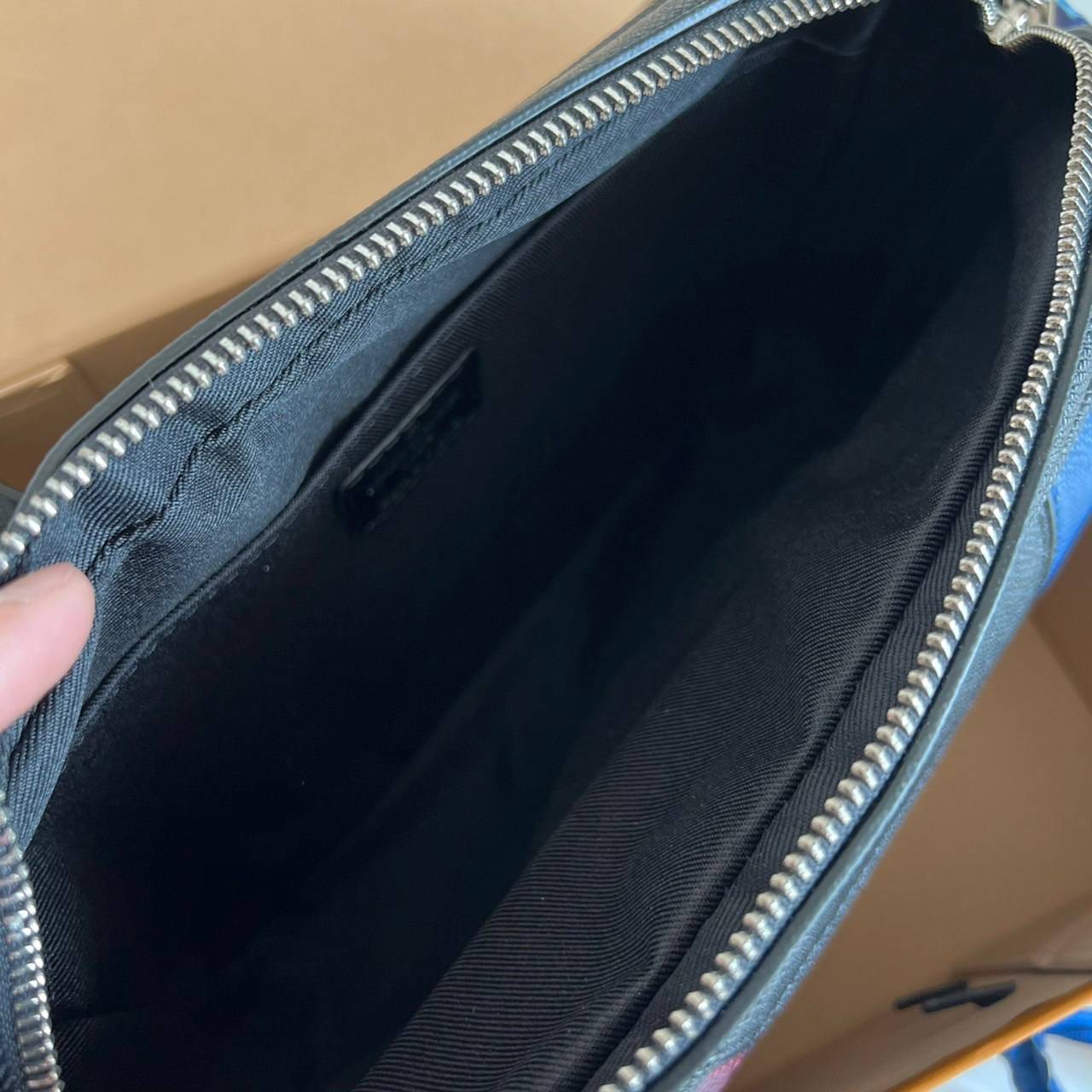 หนังแท้ Louis Vuitton taigarama outdoor messenger man bag ภาพถ่ายจากงานขายจริง