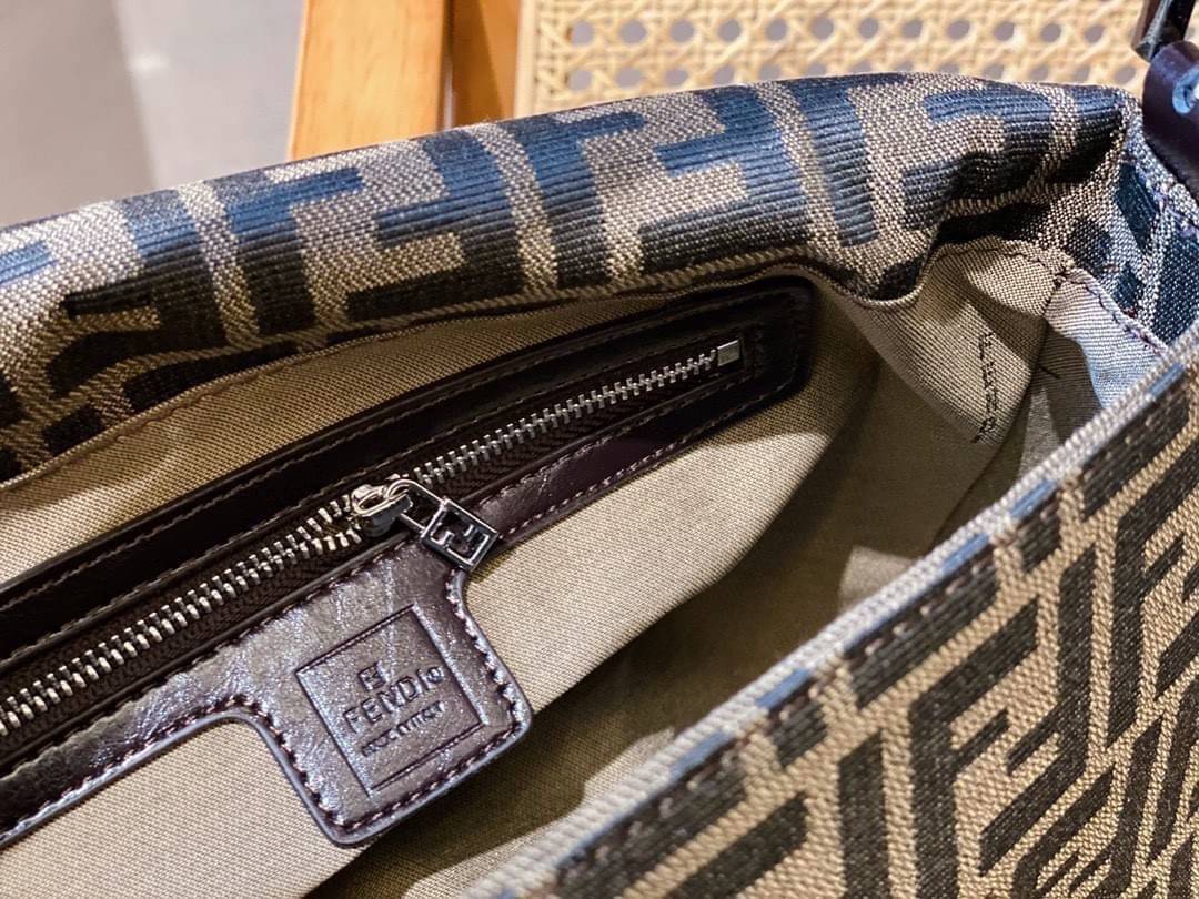 รุ่นใหม่แนะนำ!! FENDI BAGUETTE BROWN FABRIC BAG (GWP) วัสดุ CANVAS พิมพ์ลายแบรนด์ เปิดปิดด้วยฝาปิดกระดุมแม่เหล็ก ภายในมีช่องซิป ใส่ของแยกอีกช่อง สามารถใส่กระเป๋าสตางค์ยาว iphone เงิน ของจุกจิกได้ มาพร้อมสายสะพาย2แบบ ถอดเปลี่บนได้ อะไหล่แบรนด์สีเงิน Rare i