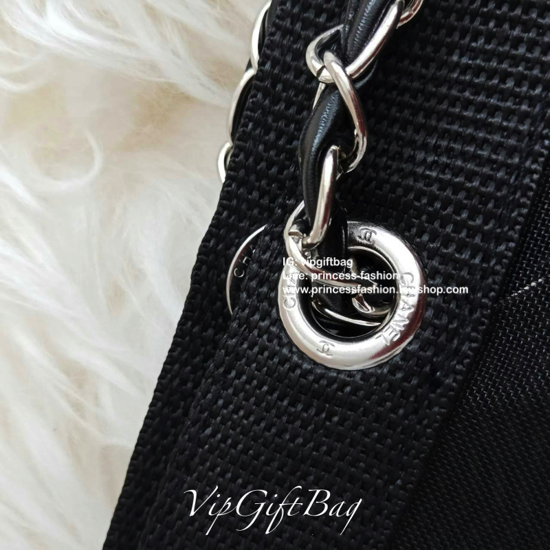 Chanel Shopping Bag With Chain กระเป๋าสะพายใบใหญ่ทรง Shopping Bag Limited Edition พรีเมี่ยมกิ้ฟของแท้นำเข้าจาก Chanel Perfume Counter #ของแท้100% (ไม่ใช่งานเลียนแบบ) ใบใหญ่วัสดุ Nylon โปร่ง #อะไหล่เงิน ♡ ปั้ม CHANEL อีกด้านเป็นโลโก้ CC เปิดปิดด้วยแ