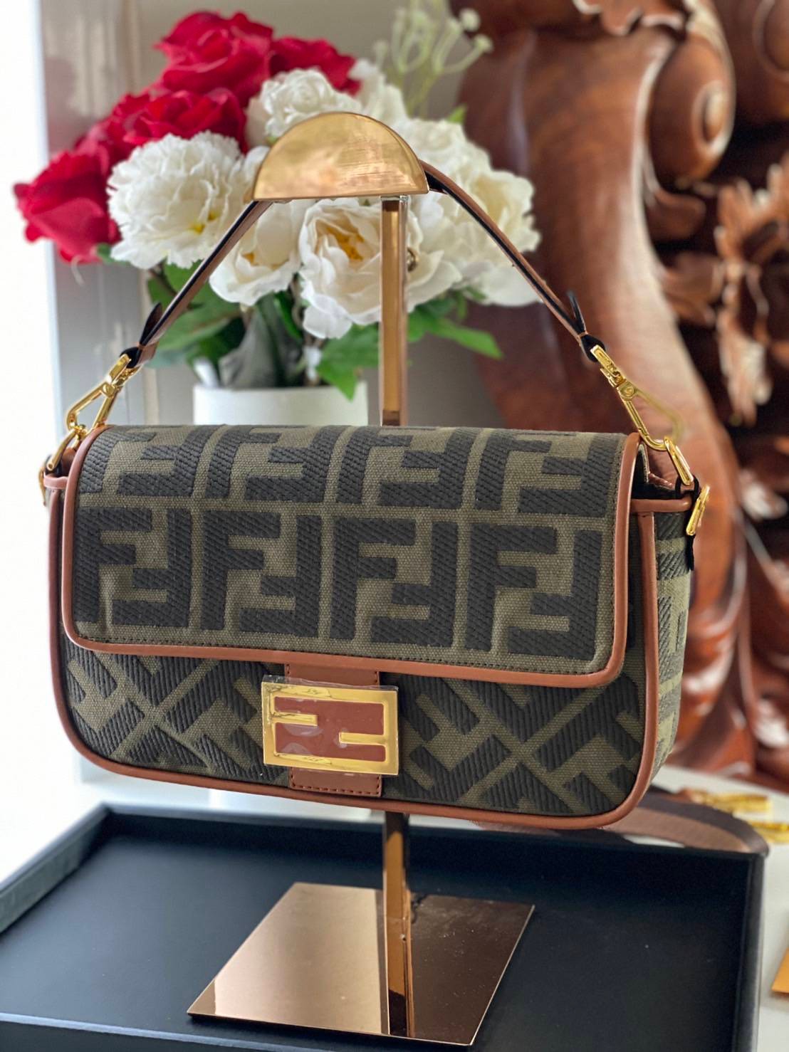 FENDI BAGUETTE BAG roma Lamb skin กระเป๋าสะพายสวยหรู โดดเด่น ดีไซน์ปั๊มโลโก้รอบใบ วัสดุหนังแท้ สลับผ้าแคนวาส มาพร้อมสาย 2 แบบ สำหรับคล้องแขน และสายครอสบอดี้สีทูโทน ภายในเป็นช่องโล่ง ใส่โทรศัพท์ กระเป๋าสตางค์ใบยาวได้สบายๆ ครบเซ็ทพร้อมเสิร์ฟความสวยให้ถึงบ้า