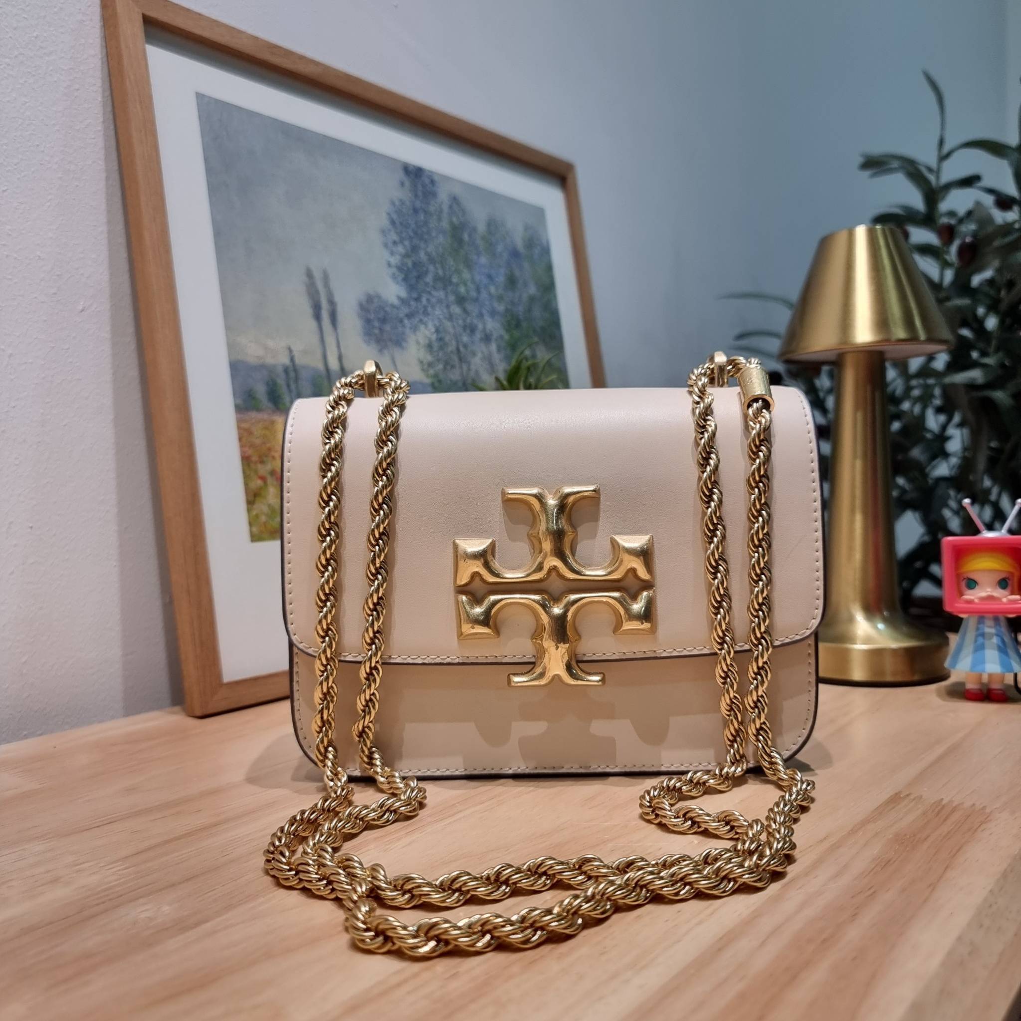 Tory Burch Bag / TORY BURCH ELEANOR SMALL CONVERTIBLE SHOULDER BAG ฮอตไอเท็ม รุ่นนี้ขายดีขายหมด สวยหรู คุณหนู ผู้ดี!! หายากมากแล้วน้า กระเป๋าสะพายข้าง ดีไซน์อยู่ทรง ขนาดกำลังสะดวกใช้ เปิด-ปิดด้วยแถบแม่เหล็ก ภายในแบ่งสัดส่วนได้เป็นอย่างดี