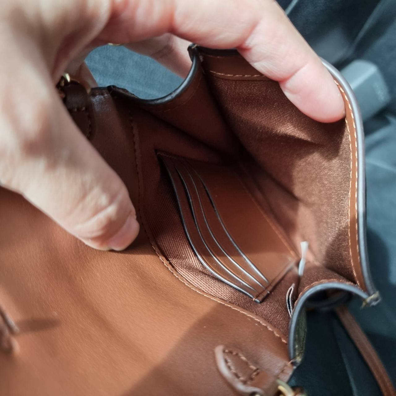 COACH 3051 RACHEL PHONE CROSSBODY IN SIGNATURE CANVAS HOT ITEM!! กระเป๋าสะพาย case phone ต้องมา ให้คุณพกพา gadget ล้ำไปได้ทุกที่ ใส่โทรศัพท์มือถือได้ทุกรุ่น ดีไซน์ใหญ่กว่าเดิม และยังมีช่องเก็บบัตรให้เพิ่มไปอีก ดีไซน์ลายซีคลาสสิค วัสดุหนังแคนวาส เปิด-ปิดด้