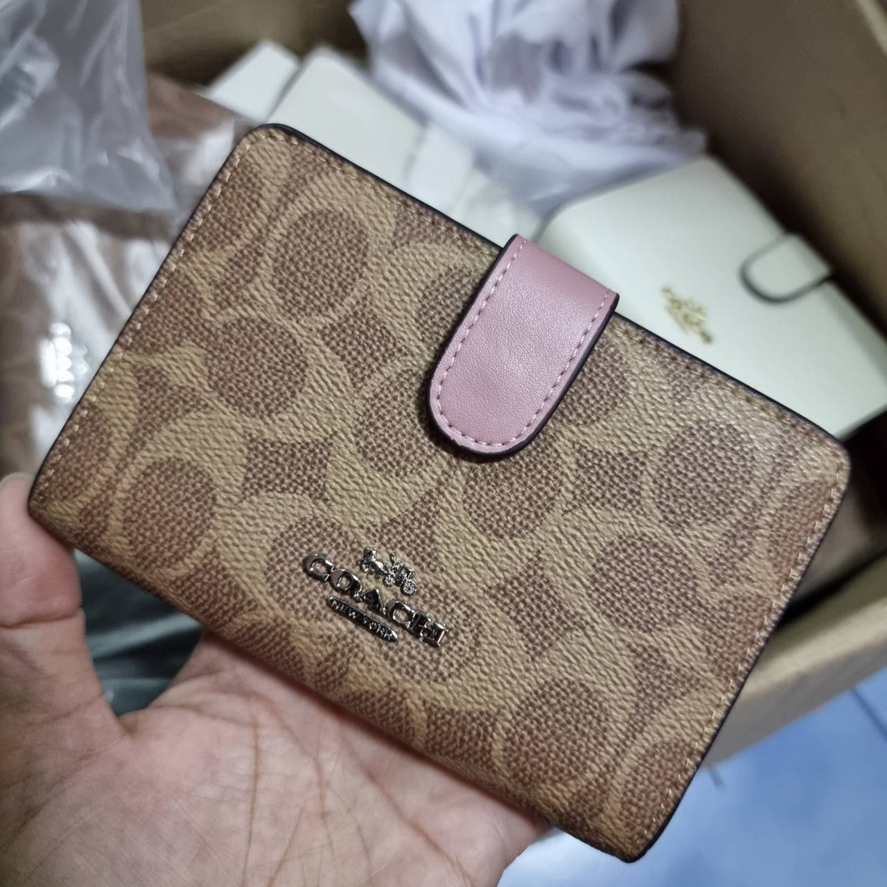COACH F33034 MEDIUM CORNER ZIP WALLET IN COLORBLOCK SIGNATURE CANVAS กระเป๋าสตางค์ใบกลาง 👛 ขนาดกำลังเหมาะมือ วัสดุหนังแคนวาส ดูแลรักษาง่าย มีช่องใส่บัตรและธนบัตรครบ