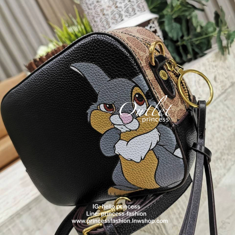 DISNEY X COACH Crossbody Bag 2019 New collection & Limited collection กระเป๋าสะพายขนาดกำลังน่ารัก วางอยู่ทรง วัสดุหนัง ลายตัวการ์ตูน Disney 3 charactors เปิดปิดด้วยซิป ภายในโล่ง ใส่ wallet ยาว มือถือได้ทุกรุ่นมีช่องเล็ก และช่องซิป พร้อมสายสะพายยาว ถอด ปรั