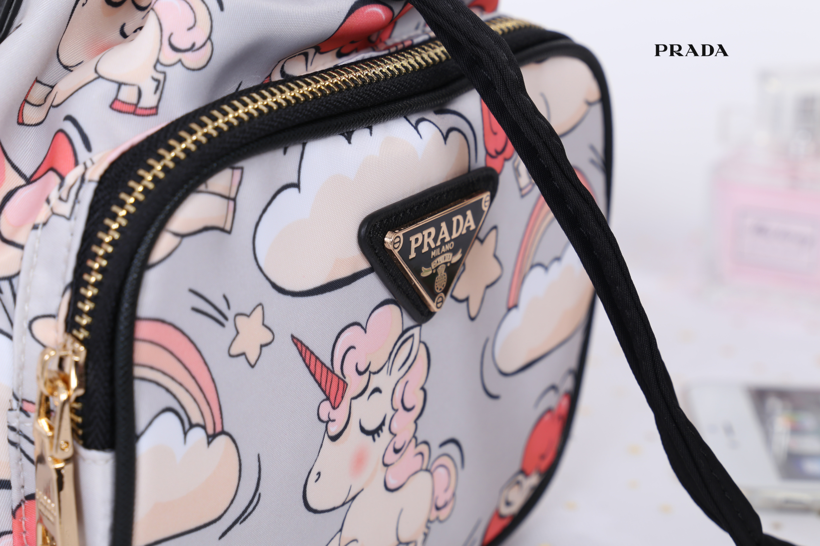 Prada bucket bag Premium gift New in! กระเป๋าถือหรือสามารถสะพายข้าง ทรงขนมจีบ สุดน่ารักดีไซน์ใหม่ super cute! วัสดุ nylon เนื้อหนา อะไหล่ทองด้านหน้ามีโลโก้แบรนด์ พร้อมช่องซิป กระเป๋า เปิดปิดแบบ drawstring ภายในกระเป๋าโล่ง ใส่ของได้จุ พร้อมสายยาวลาย saffia