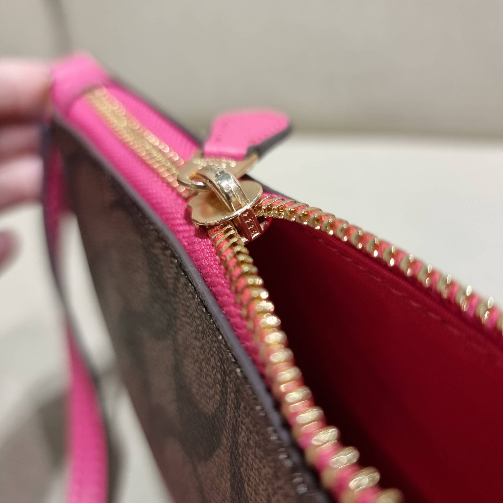 COACH C1653 ZIP TOP CROSSBODY SIGNATURE CANVAS คอลเลคชั่นใหม่ ปังและสวยไปอีกหนึ่ง สาวๆตามหาต้องไอเท็มนี้ กระเป๋าสะพายข้าง ใช้งานง่าย สายสะพายในตัว ปรับได้สบายๆ ดีไชน์รูปทรงออกมาคลาสสิค น่าใช้ วัสดุหนังแคนวาส เปิด-ปิดด้วยซิป ภายในเป็นช่องโล่ง มีช่องใส่บัตร