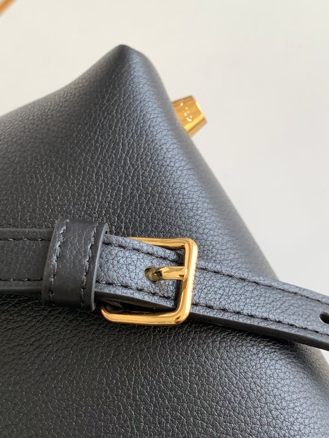 MEDIUM CELINE NINO BAG IN SUPPLE กระเป๋าสะพายหูจับในตัว แบรนด์หรู ดีไซส์คล่องตัว เกรดออริ สลับแท้ 1:1 ใช้งานต่างประเทศได้