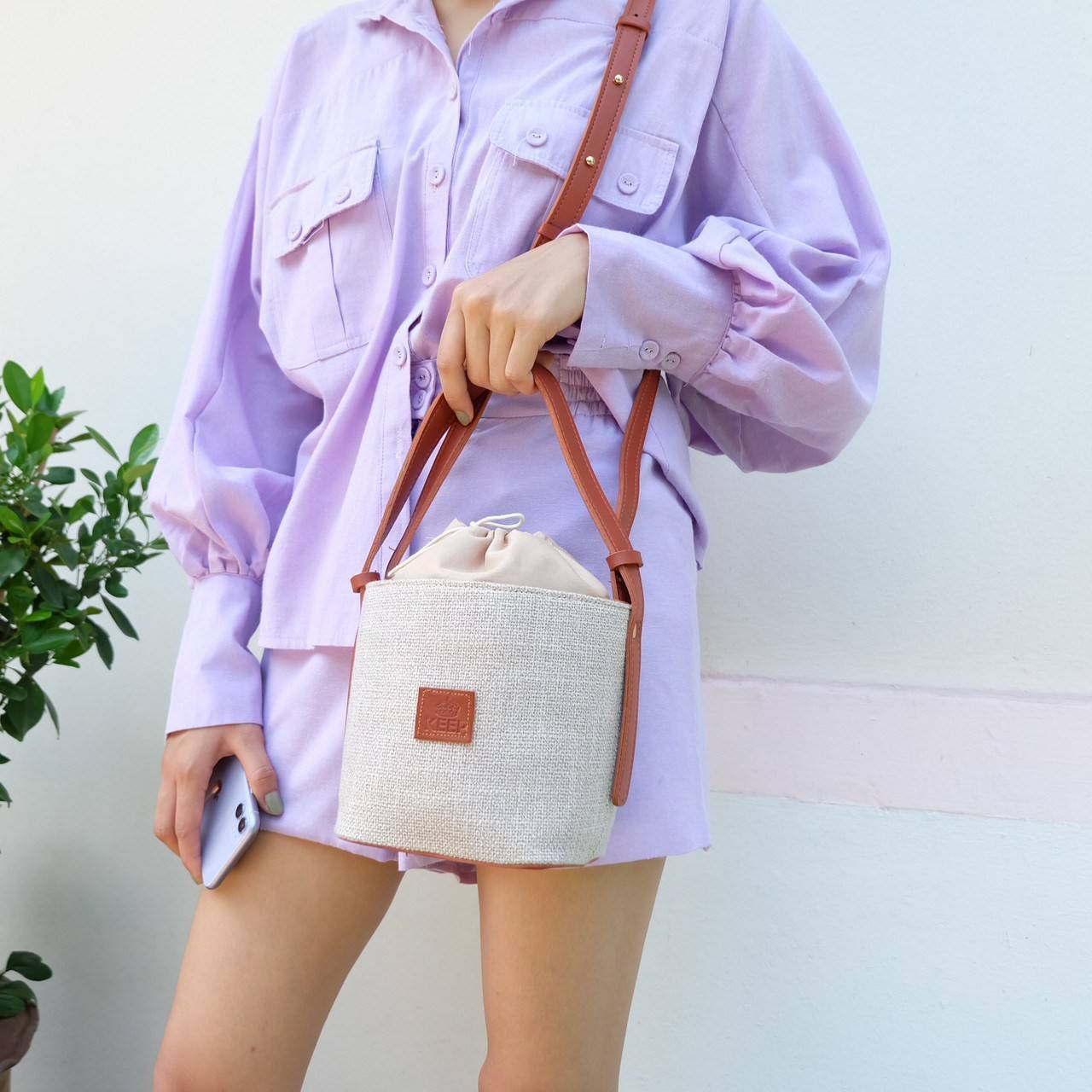 สวยมาก KEEP ‘ Vitamin Sea ‘ Col.3 ทรงถังน่ารักมาก สไตล์ Casual ดูดี สุดๆ ตัดขอบหนังสีน้ำตาล ทรงน่ารัก ด้านในมีถุงผ้าใบเล็กใส่ของได้อีกชั้น ดีไซน์รูปแบบสวย *ดีต่อใจ ใครชอบทรงนี้ห้ามพลาดเลยน๊า 😁❤️ ถือเที่ยว ไปทะเลก้อสวยสุดๆ