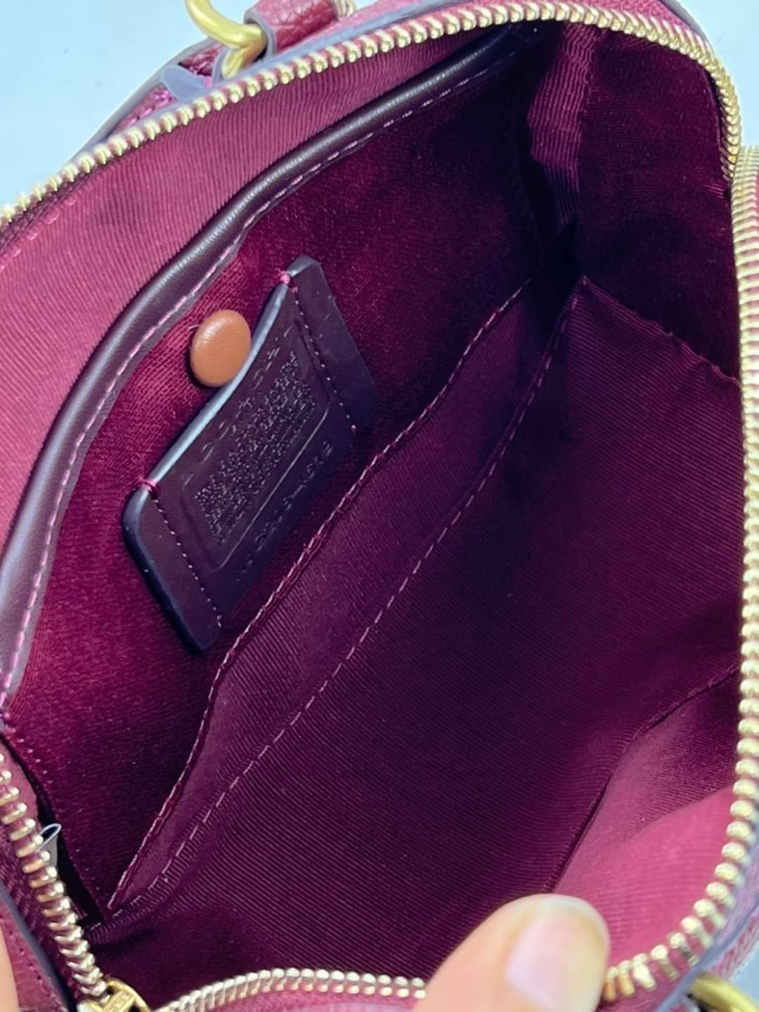 COACH LARK BAG 19 IN SIGNATURE JACQUARD พร้อมส่งที่ไทย สวยก่อนใครแน่นอนค่ะ กระเป๋าสะพายข้าง//ครอสบอดี้ร์ วัสดุหนังแท้+Jacqurd ได้ลงตัวสวยงามมากๆค่ะ มีช่องใส่ของจุกจิกทั้งด้านหน้าและหลัง ;เปิดปิดกระเป๋าแบบซิปคู่ ภายในสามารถใส่กระเป๋าเงินใบกลางได้;มือถือได้