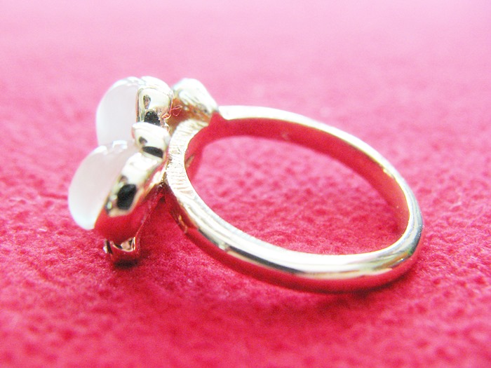 สินค้าหมดค่ะ แหวนหินมูนสโตน โรเดียมสีทอง รูปผีเสื้อ ประดับเพชรและคริสตัล(ราศีเมถุนและกรกฎ)ค่ะ