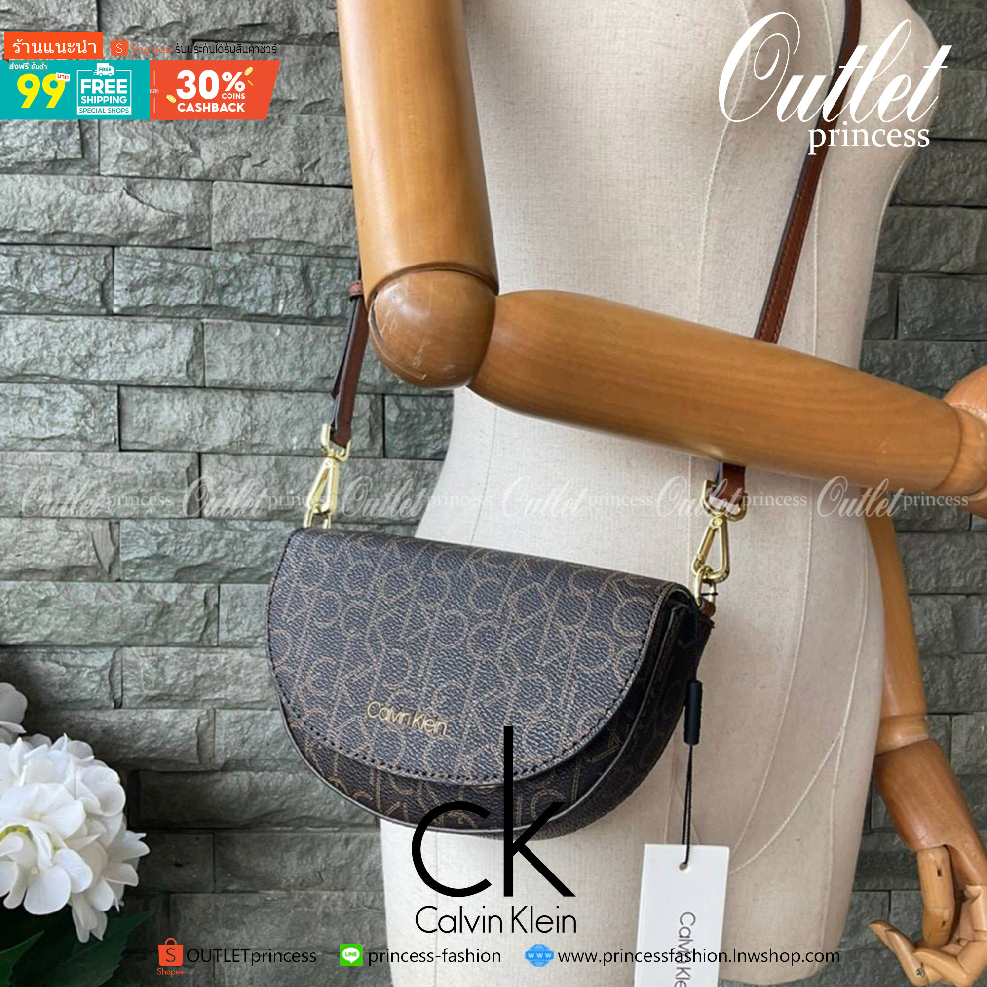 ของแท้ 💯% Calvin Klein Monogram Crossbody Bag กระเป๋าสะพายทรงครอสบอดี้ กระเป๋าคลัทช์ ทรงครึ่งวงกลม ขนาดน่ารัก ลายโมโนแกรมรอบใบ
