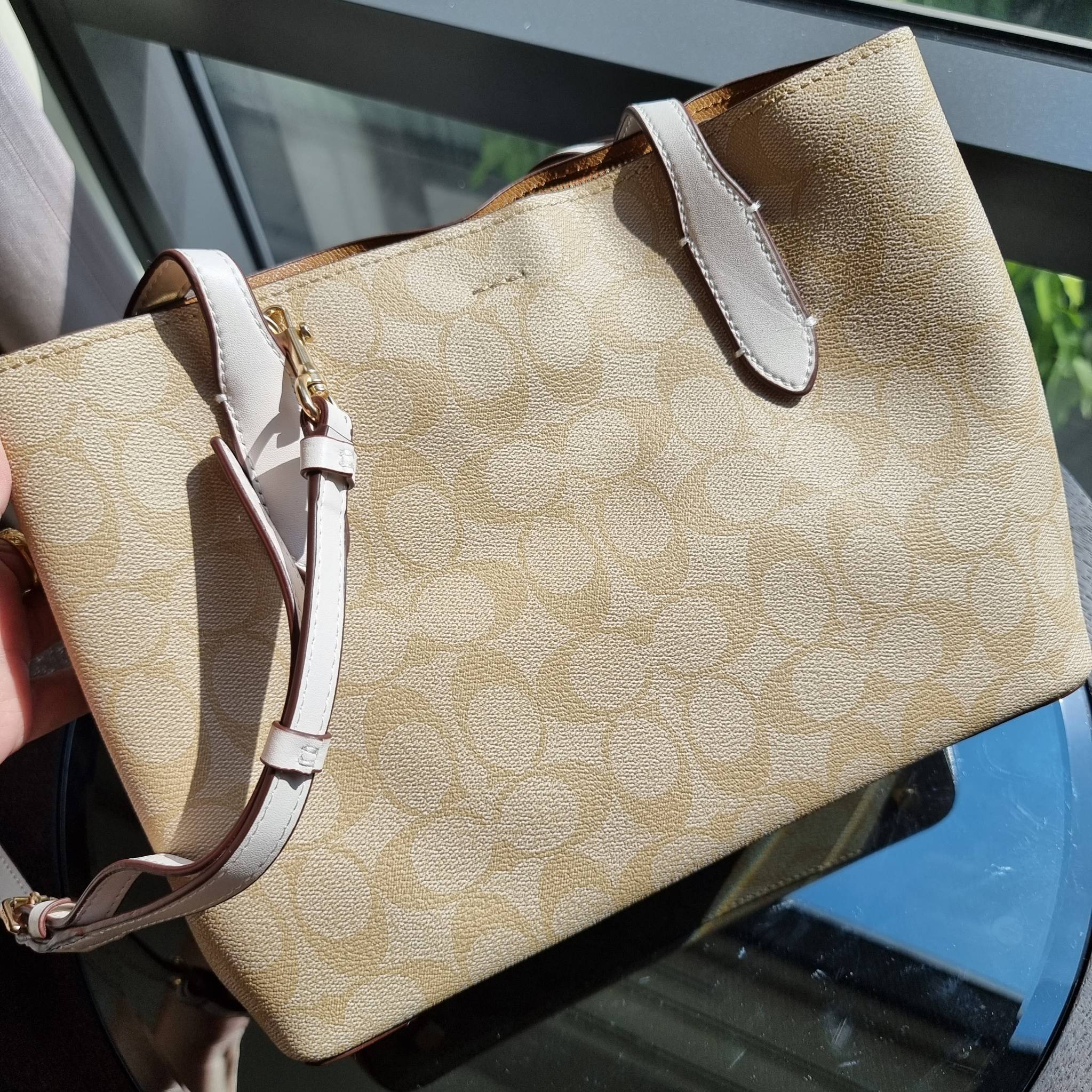OUTLET 】COACH 73293 MINI AVENUE CARRYALL IN SIGNATURE CANVAS กระเป๋าสะพายรุ่นคลาสสิค คัมแบคแล้วจ้าแม่!! ไซส์กำลังสวย วัสดุหนังแคนวาสคุณภาพดี ด้านข้างเก็บทรงได้ เปิด-ปิดด้วยกระดุมแม่เหล็ก ใช้งานง่าย มีช่องซิป ใบนี้เห็นเล็กๆ แต่จุได้เยอะพอสมควรเลยน้า ɣ