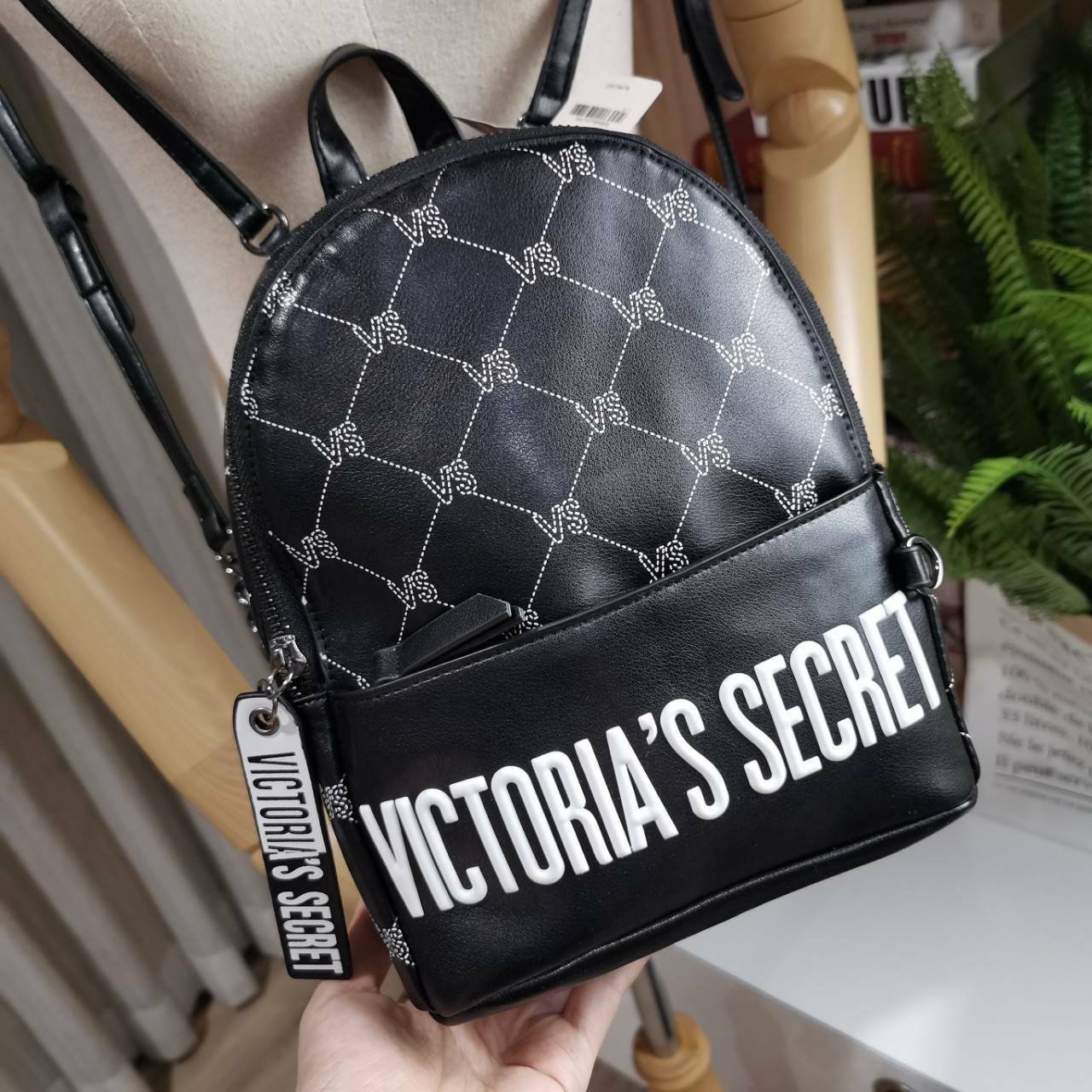VICTORIA's SECRET MONOGRAM MINI CITY BACKPACK กระเป๋าเป้รุ่นใหม่ล่าสุดวัสดุหนังเรียบลาย Monogram ดีไซน์สวยดู Cool ขนาดมินิ น้ำหนักเบา เปิดปิดด้วยซิปสะดวกใช้ ด้านหน้ามีช่องซิป หูจับถนัดมือ สายสะพายปรับระดับได้ สวยน่าใช้มากๆค่ะ ไอเท็มใหมาชนช็อป! ราคาสุ