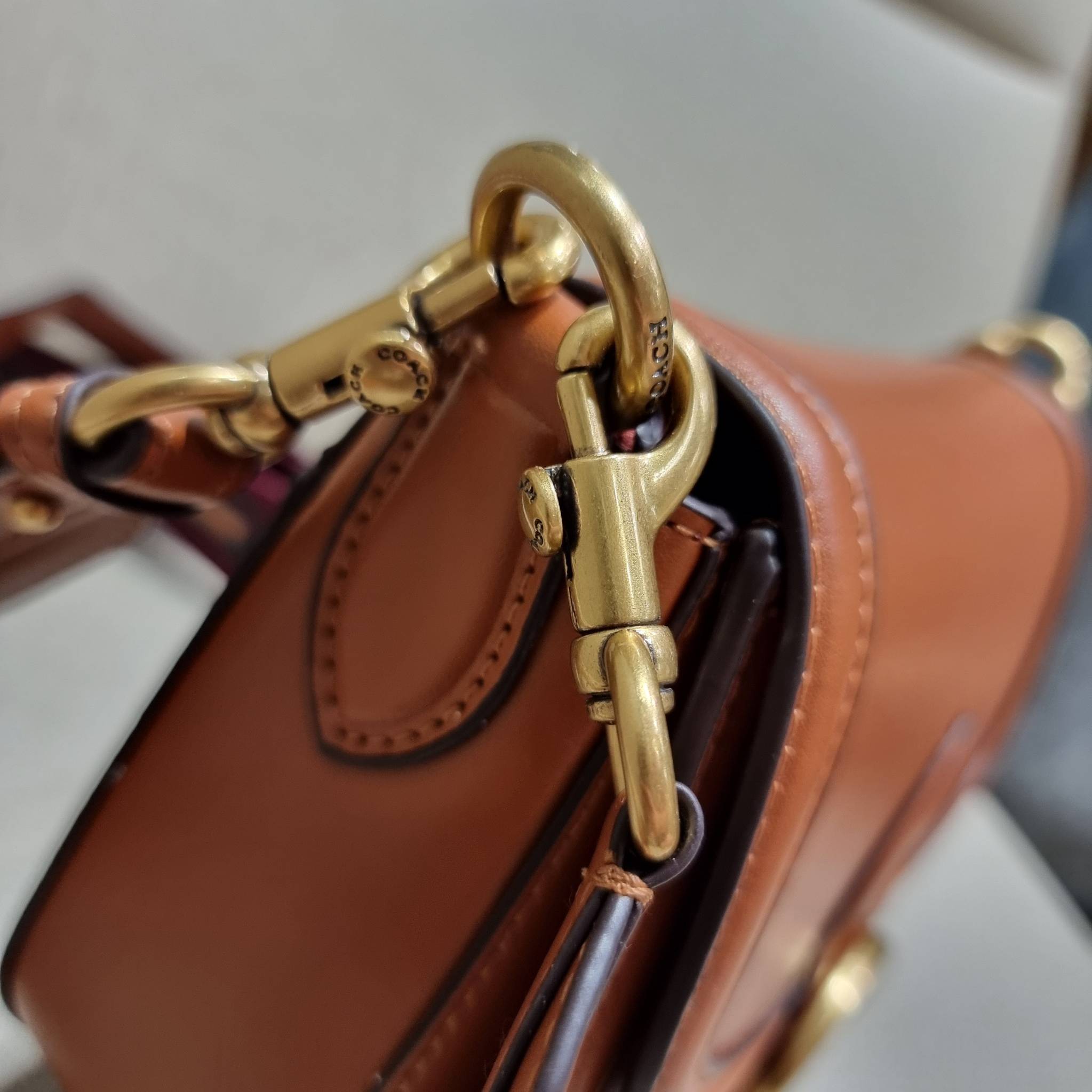 COACH C0749 BEAT SADDLE BAG The best item! ที่สาวๆรอคอย! ฮอตไฟลุก! สีหายาก ละมุนคุณหนู คอลเลคชั่นใหม่ ดีไซน์หรูหรา พิเศษมากๆมาพร้อมสายสะพาย 2 เส้น ใช้คู่กันหรือแยกสะพายก็สวยครบสูตร กระเป๋าสะพายทรง saddle คลาสสิค วัสดุหนัง glove-tanned ทนทาน เปิด-ปิดด้วยกร