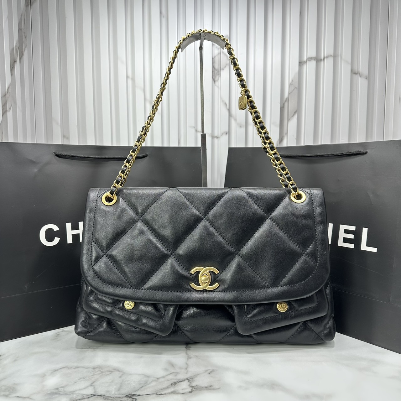 ORI หนังแท้ | Chanel Shopping Flap Bag Shiny Leather Black / Chanel Tote Bag 37cm กระเป๋าสะพายทรงโท้ทใบใหญ่ ภายในโล่งกว้างจุของได้เยอะ คอลเลคชั่นฤดูใบไม้ร่วง-ฤดูหนาว 2025/26 ถ่ายทอดเสน่ห์เย้ายวนเหนือกาลเวลา
