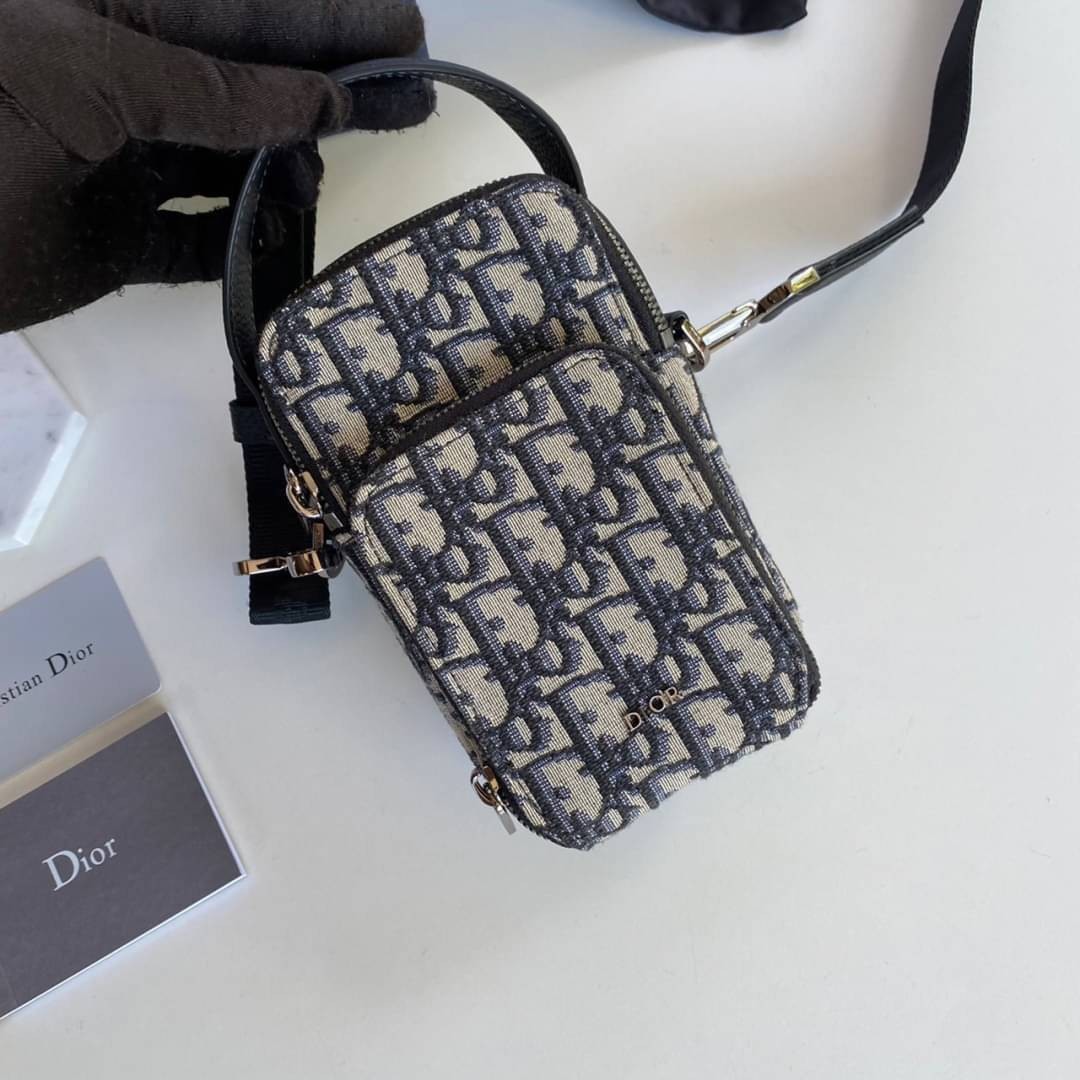 DIOR Micro Rider Pouch Beige and Black / Dior phone bag เกรดออริจินอล กระเป๋าสะพายใส่โทรศัพท์ใส่บัตร สายสะพายข้างถอดได้ ปรับระดับได้ การตัดเย็บละเอียด ตอบโจทย์การใช้งาน ภาพสินค้าถ่ายจากงานขายจริงใช้งานต่างประเทศได้