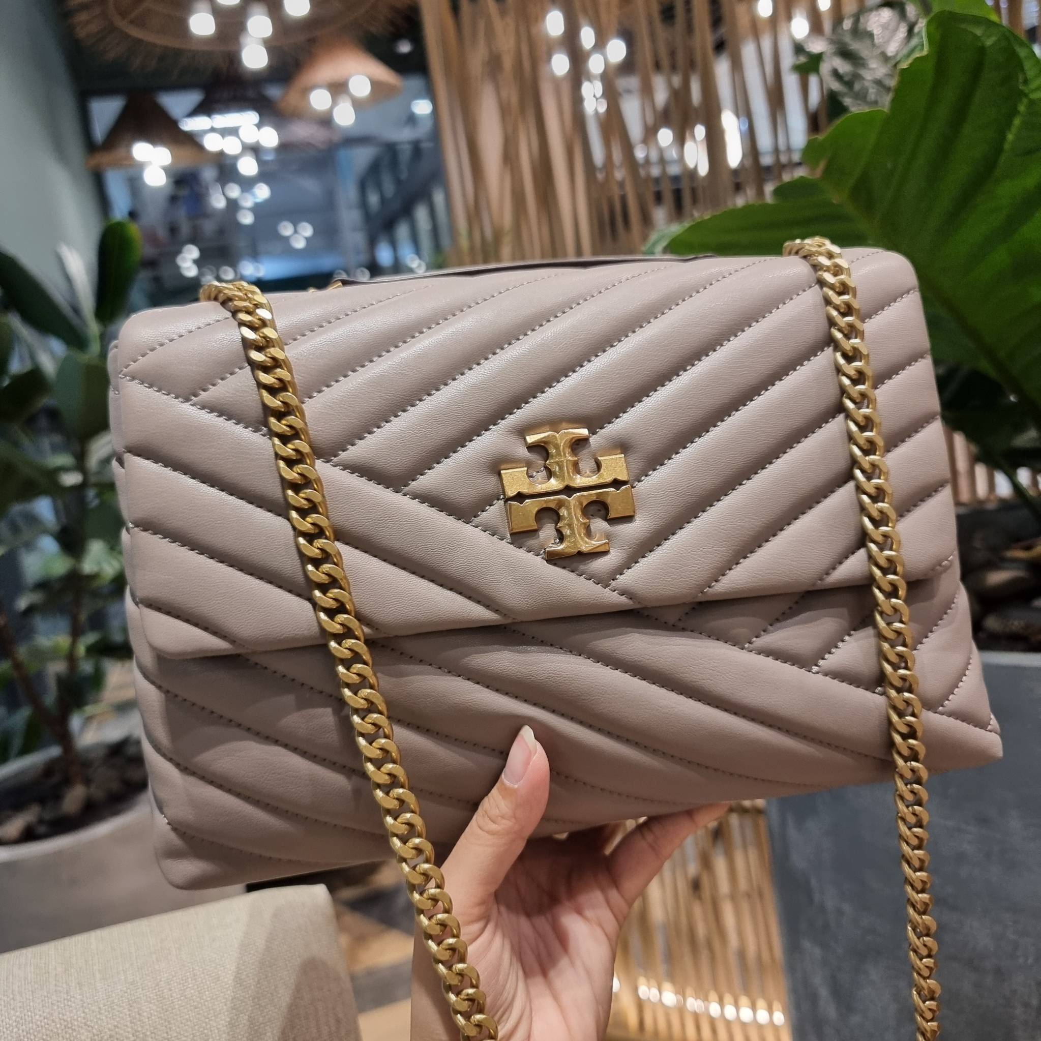 TORY BURCH KIRA CHEVRON CONVERTIBLE SHOULDER BAG กระเป๋าสะพายรุ่นยอดฮิต ไซส์ใหญ่จัดเต็มให้เน้นๆ ใช้ยังไงก็ดูหรู ดีไซน์เฉพาะตัว วัสดุหนังแกะ สัมผัสนิ่ม เปิด-ปิดด้วยกระดุมแม่เหล็ก ภายในเป็นช่องโล่ง แบ่งสัดส่วนไว้ดีมากๆ ใส่กระเป๋าสตางค์ มือถือ เครื่องสำอางค์