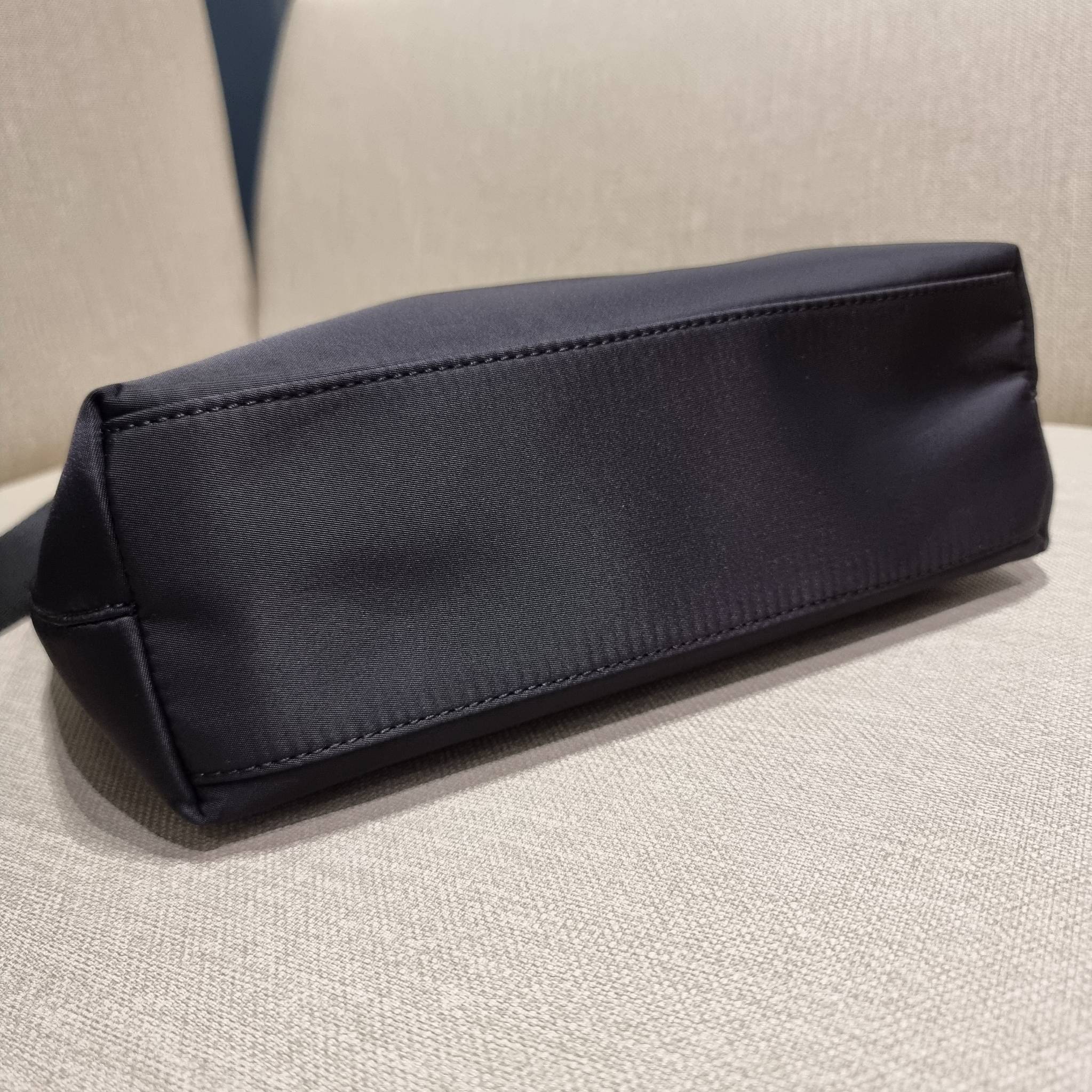 PRADA RE-NYLON TESUTO TOTE BAG กระเป๋าทรงช้อปปิ้ง ขนาดกำลังสวย รุ่นหายาก ขายดีตลอดกาล!!ด้วยรูปทรงที่ใช้งานง่ายและสะดวก ทำให้ครองใจทั้งสาวๆและหนุ่มๆได้ไม่ยาก วัสดุผ้าไนล่อนคุณภาพ พร้อมใบลูก ไว้ใส่เหรียญ ใส่กุญแจได้สารพัด ปากกระเป๋ามีซิปปิดกันของหล่น ภายในเ