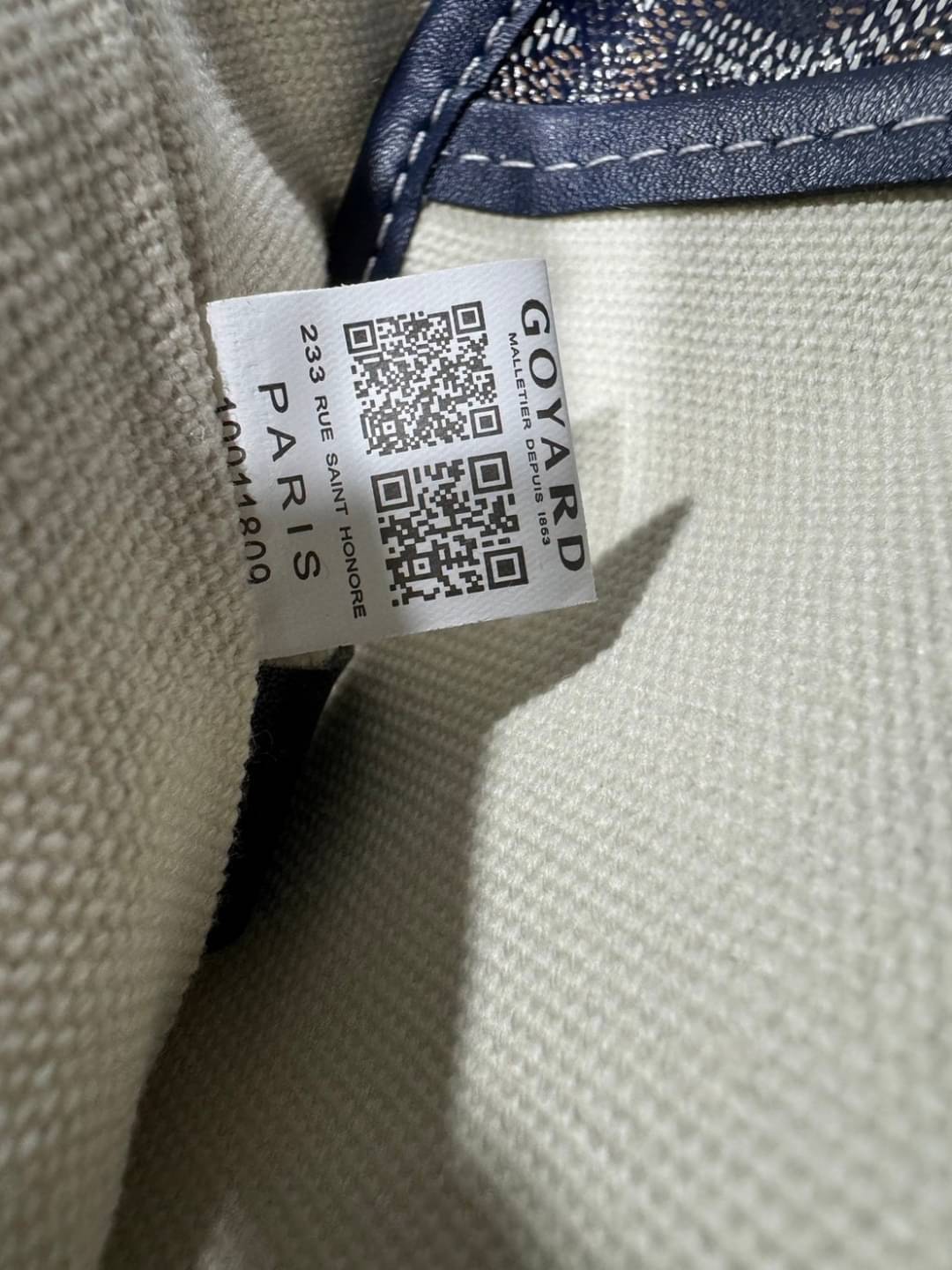 Goyard Alpin Mini Backpack กระเป๋าเป้สะพายหลัง ปรับถือหรือสะพายข้างได้อย่างลงตัว ไซส์มินิ 19cm ขนาดกำลังสวยน่าใช้ ภายในโล่งกว้าง ใส่ของสำคัญได้ ใบนี้คุ้มค่าราคามากๆ ทั้งดีไซน์และฟังก์ชั่นการใช้งาน ตอบโจทย์แน่นอนจ้า