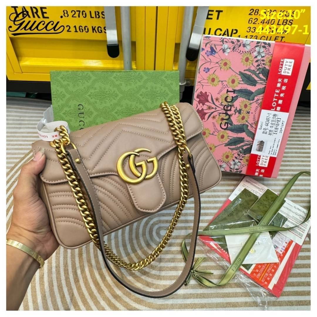 GUCCI GG Marmont shoulder bag กระเป๋าสะพายข้างรุ่นคลาสสิค สะพายขับผิว ดูแพง อัพลุคได้สบายๆ เปิด-ปิดด้วยตัวกดล็อคแน่นหนา ด้านหลังดีไซน์รูปหัวใจ