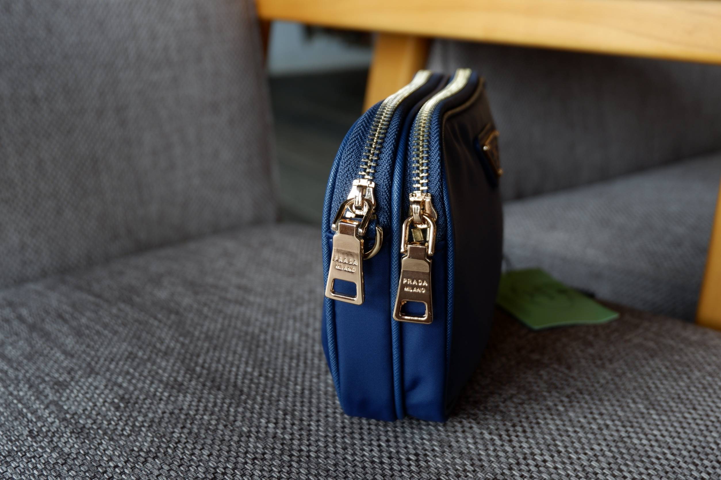 งานพรีเมี่ยมกิ้ฟ จากเคาเตอร์ต่างประเทศ - Best Seller อีกหนึ่งรุ่นค่ะ กระเป๋าอเนกประสงค์ จากแบรนด์ PRADA เป็นทรงสี่เหลี่ยม กระเป๋าเป็นผ้าไนล่อน ตามแบบฉบับของแบรนด์เลย ใบนี้มีสายยาว ปรับได้ 3 ระดับ สามารถสะพายเป็น shoulder bag ได้เลย ขนาดกำลังดีค่ะ มี2ซิป 2